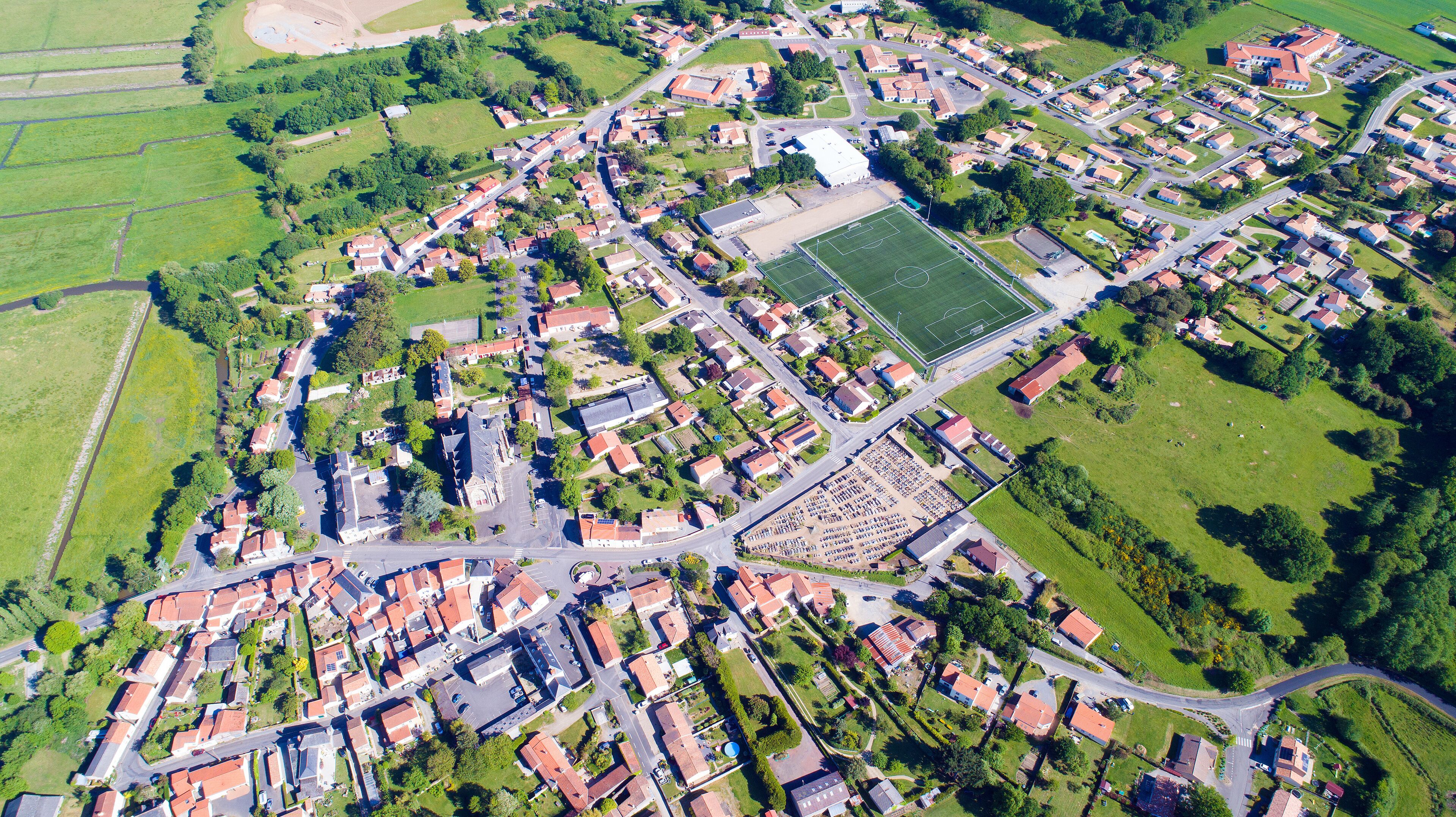 Vue aérienne du village de Rouans en Loire Atlantique, France