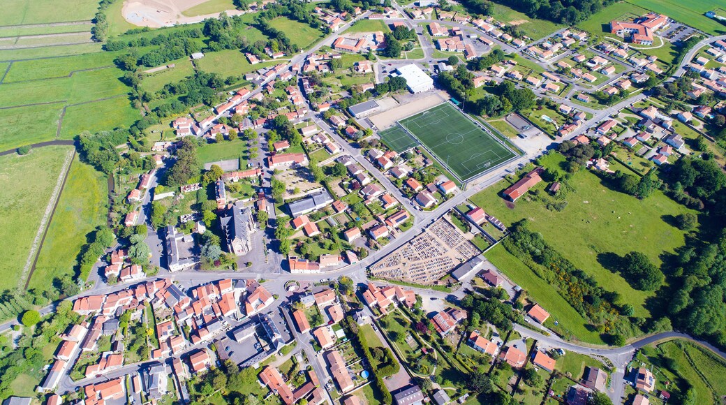 Vue aérienne du village de Rouans en Loire Atlantique, France