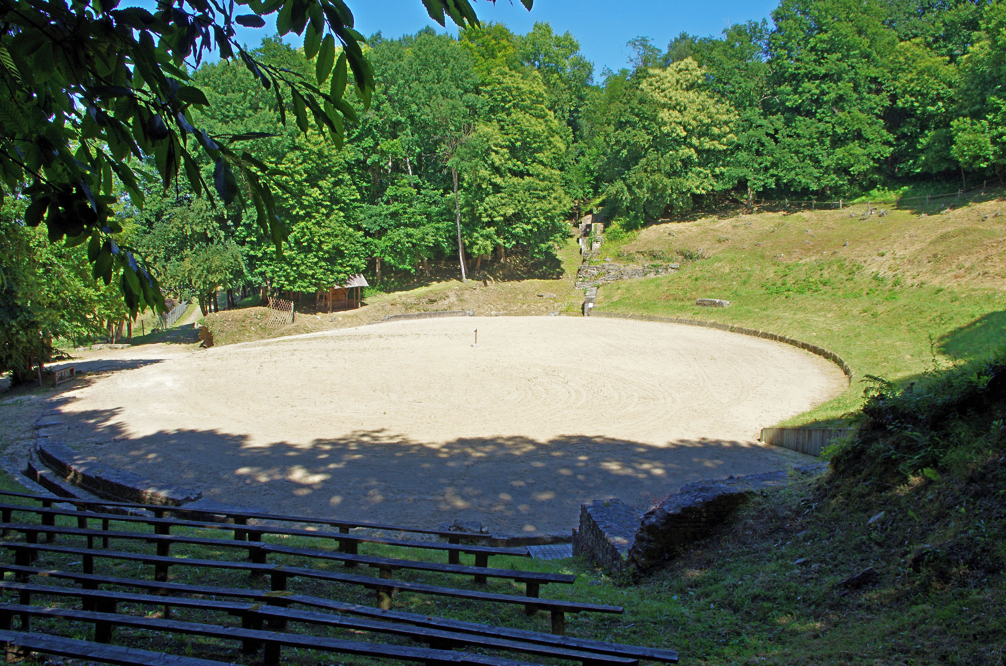 Amphithéâtre Gallo-Romain de Gennes (Maine-et-Loire). C'est un demi amphithéâtre adossé à la colline de Mazerolles au sud du bourg de Gennes. Des fouilles récentes montrent que cet amphithéâtre construit à la fin du pemier siècle fut utilisé jusqu'au début du troisième siècle (comme l'indique les éléments mobiliers, monnaies et poteries, retrouvés). La cavea* est uniquement constituée de la pente du coteau. Cette arène elliptique pouvait accueillir jusqu'à 10 000 personnes. Cavea : Dans un amphithéâtre romain c'est la partie formée par les rangées de gradins où s'asseyaient les spectateurs. Amphitheatre Gallo-Romain of Gennes (Maine-et-Loire). This is a semi amphitheater backs onto the hill of Mazerolles south of the town of Gennes. Recent excavations indicate that this amphitheater built in the late 1st century was used until the early third century (as indicated movable Elements, coins and pottery, find yourself). The cavea* is only constituted the slope of the hillside. This elliptical arena could accommodate up to 10,000 people. Cavea: In a Roman amphitheater is the area formed by the rows of bleachers where spectators sat.