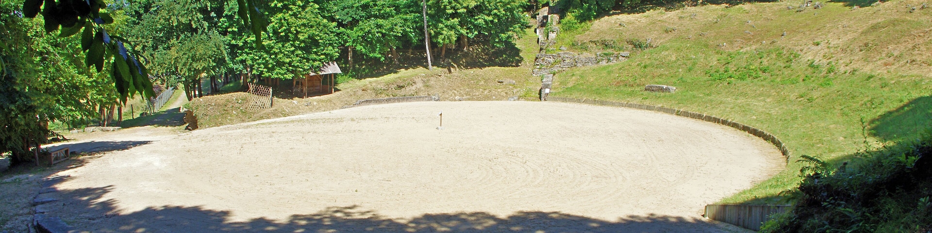 Amphithéùtre Gallo-Romain de Gennes (Maine-et-Loire). C'est un demi amphithéùtre adossĂ© Ă la colline de Mazerolles au sud du bourg de Gennes. Des fouilles rĂ©centes montrent que cet amphithéùtre construit Ă la fin du pemier siĂšcle fut utilisĂ© jusqu'au dĂ©but du troisiĂšme siĂšcle (comme l'indique les Ă©lĂ©ments mobiliers, monnaies et poteries, retrouvĂ©s). La cavea* est uniquement constituĂ©e de la pente du coteau. Cette arĂšne elliptique pouvait accueillir jusqu'Ă 10 000 personnes. Cavea : Dans un amphithéùtre romain c'est la partie formĂ©e par les rangĂ©es de gradins oĂč s'asseyaient les spectateurs. Amphitheatre Gallo-Romain of Gennes (Maine-et-Loire). This is a semi amphitheater backs onto the hill of Mazerolles south of the town of Gennes. Recent excavations indicate that this amphitheater built in the late 1st century was used until the early third century (as indicated movable Elements, coins and pottery, find yourself). The cavea* is only constituted the slope of the hillside. This elliptical arena could accommodate up to 10,000 people. Cavea: In a Roman amphitheater is the area formed by the rows of bleachers where spectators sat.