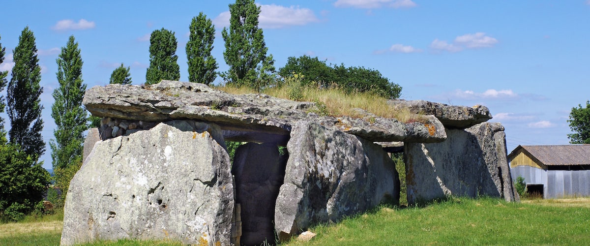Dolmen de la Magdeleine ou de la Madeleine à Gennes (Maine-et-Loire). C'est un des plus beaux dolmen par sa taille. Dimensions : 14 m sur 5,70 m hauteur moyenne sous le dalle de 2,70 m surface 80 m² Le dolmen est constitué de plusieurs dalles en grès à sabals*. Probablement de type angevin malgré l'absence de portique d'entrée côté est. Il fut réutilisé comme remise à charrettes au 19ème siècle. Les vestiges d'un four à pain dans la chambre et d'un chambranle de porte témoignent de son utilisation par la ferme voisine. Des fouilles réalisées en 1940 on permis de retrouver de nombreux ossements ainsi que des silex taillés. Grès à sabals: Les grès à sabalites sont le témoin d'un climat tropical en Anjou. Les fossiles végétaux, feuilles de palmier sabalites de l’éocène (55- 33 millions d'années) figurent dans la formation dite des «grès à sabals». Dolmen de la Madeleine or Magdeleine Gennes (Maine-et-Loire). This is one of the largest dolmen. dimensions: 14 m by 5.70 m average height of 2.70 m the slab 80 sqm The dolmen consists of several slabs of sandstone sabal *. Probably type Angevin, despite the absence of entrance portico side. It was reused as garage carts in the 19th century. The remnants of a bread oven in the room and a door jamb demonstrate its use by the neighboring farm. Excavations in 1940 is possible to find numerous bones and carved flints. Sandstone sabal: The sandstone sabalites are witnessing a tropical climate in Anjou. The Plant fossils, leaves sabalites palm of the Eocene (55-33 million years) are included in the so-called "sandstone has sabal" training.