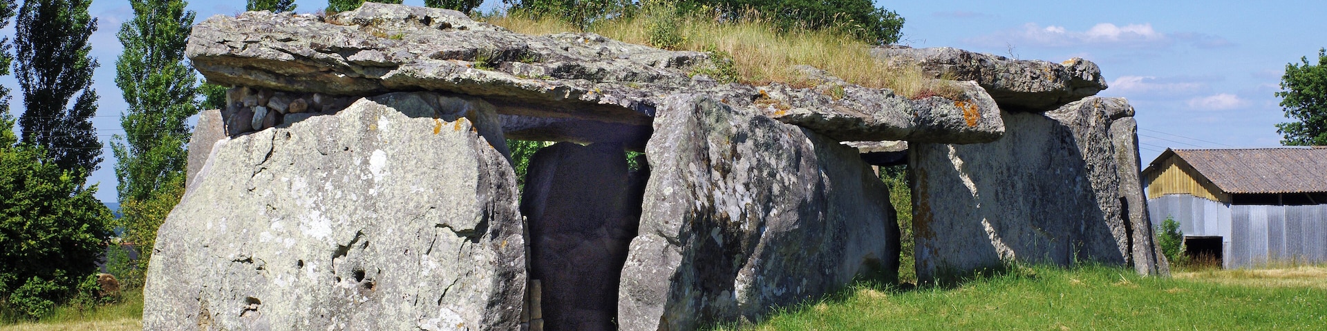 Dolmen de la Magdeleine ou de la Madeleine à Gennes (Maine-et-Loire). C'est un des plus beaux dolmen par sa taille. Dimensions : 14 m sur 5,70 m hauteur moyenne sous le dalle de 2,70 m surface 80 m² Le dolmen est constitué de plusieurs dalles en grès à sabals*. Probablement de type angevin malgré l'absence de portique d'entrée côté est. Il fut réutilisé comme remise à charrettes au 19ème siècle. Les vestiges d'un four à pain dans la chambre et d'un chambranle de porte témoignent de son utilisation par la ferme voisine. Des fouilles réalisées en 1940 on permis de retrouver de nombreux ossements ainsi que des silex taillés. Grès à sabals: Les grès à sabalites sont le témoin d'un climat tropical en Anjou. Les fossiles végétaux, feuilles de palmier sabalites de l’éocène (55- 33 millions d'années) figurent dans la formation dite des «grès à sabals». Dolmen de la Madeleine or Magdeleine Gennes (Maine-et-Loire). This is one of the largest dolmen. dimensions: 14 m by 5.70 m average height of 2.70 m the slab 80 sqm The dolmen consists of several slabs of sandstone sabal *. Probably type Angevin, despite the absence of entrance portico side. It was reused as garage carts in the 19th century. The remnants of a bread oven in the room and a door jamb demonstrate its use by the neighboring farm. Excavations in 1940 is possible to find numerous bones and carved flints. Sandstone sabal: The sandstone sabalites are witnessing a tropical climate in Anjou. The Plant fossils, leaves sabalites palm of the Eocene (55-33 million years) are included in the so-called "sandstone has sabal" training.