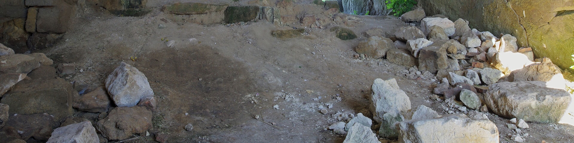 Dolmen de la Magdeleine ou de la Madeleine Ă Gennes (Maine-et-Loire). C'est un des plus beaux dolmen par sa taille. Dimensions : 14 m sur 5,70 m hauteur moyenne sous le dalle de 2,70 m surface 80 mÂČ Le dolmen est constituĂ© de plusieurs dalles en grĂšs Ă sabals*. Probablement de type angevin malgrĂ© l'absence de portique d'entrĂ©e cĂŽtĂ© est. Il fut rĂ©utilisĂ© comme remise Ă charrettes au 19Ăšme siĂšcle. Les vestiges d'un four Ă pain dans la chambre et d'un chambranle de porte tĂ©moignent de son utilisation par la ferme voisine. Des fouilles rĂ©alisĂ©es en 1940 on permis de retrouver de nombreux ossements ainsi que des silex taillĂ©s. GrĂšs Ă sabals: Les grĂšs Ă sabalites sont le tĂ©moin d'un climat tropical en Anjou. Les fossiles vĂ©gĂ©taux, feuilles de palmier sabalites de lâĂ©ocĂšne (55- 33 millions d'annĂ©es) figurent dans la formation dite des «grĂšs Ă sabals». Dolmen de la Madeleine or Magdeleine Gennes (Maine-et-Loire). This is one of the largest dolmen. dimensions: 14 m by 5.70 m average height of 2.70 m the slab 80 sqm The dolmen consists of several slabs of sandstone sabal *. Probably type Angevin, despite the absence of entrance portico side. It was reused as garage carts in the 19th century. The remnants of a bread oven in the room and a door jamb demonstrate its use by the neighboring farm. Excavations in 1940 is possible to find numerous bones and carved flints. Sandstone sabal: The sandstone sabalites are witnessing a tropical climate in Anjou. The Plant fossils, leaves sabalites palm of the Eocene (55-33 million years) are included in the so-called "sandstone has sabal" training.