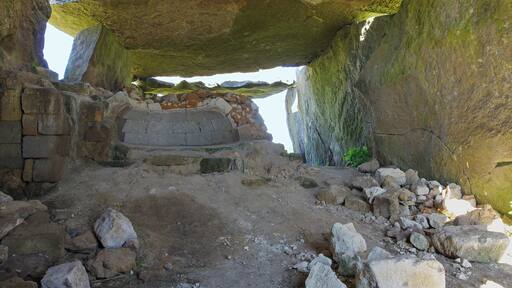 Dolmen de la Magdeleine ou de la Madeleine à Gennes (Maine-et-Loire). C'est un des plus beaux dolmen par sa taille. Dimensions : 14 m sur 5,70 m hauteur moyenne sous le dalle de 2,70 m surface 80 m² Le dolmen est constitué de plusieurs dalles en grès à sabals*. Probablement de type angevin malgré l'absence de portique d'entrée côté est. Il fut réutilisé comme remise à charrettes au 19ème siècle. Les vestiges d'un four à pain dans la chambre et d'un chambranle de porte témoignent de son utilisation par la ferme voisine. Des fouilles réalisées en 1940 on permis de retrouver de nombreux ossements ainsi que des silex taillés. Grès à sabals: Les grès à sabalites sont le témoin d'un climat tropical en Anjou. Les fossiles végétaux, feuilles de palmier sabalites de l’éocène (55- 33 millions d'années) figurent dans la formation dite des «grès à sabals». Dolmen de la Madeleine or Magdeleine Gennes (Maine-et-Loire). This is one of the largest dolmen. dimensions: 14 m by 5.70 m average height of 2.70 m the slab 80 sqm The dolmen consists of several slabs of sandstone sabal *. Probably type Angevin, despite the absence of entrance portico side. It was reused as garage carts in the 19th century. The remnants of a bread oven in the room and a door jamb demonstrate its use by the neighboring farm. Excavations in 1940 is possible to find numerous bones and carved flints. Sandstone sabal: The sandstone sabalites are witnessing a tropical climate in Anjou. The Plant fossils, leaves sabalites palm of the Eocene (55-33 million years) are included in the so-called "sandstone has sabal" training.