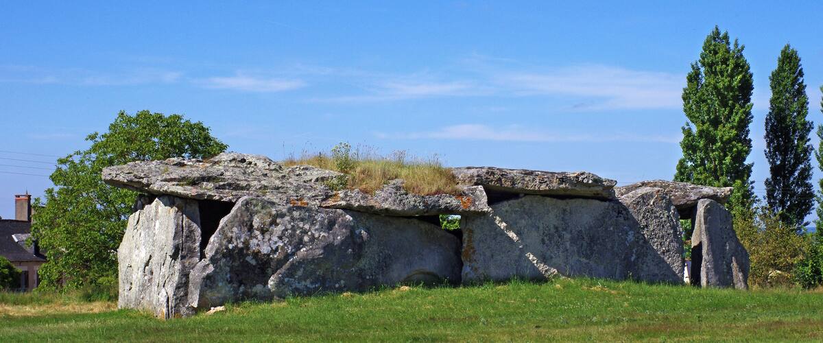 Dolmen de la Magdeleine ou de la Madeleine à Gennes (Maine-et-Loire). C'est un des plus beaux dolmen par sa taille. Dimensions : 14 m sur 5,70 m hauteur moyenne sous le dalle de 2,70 m surface 80 m² Le dolmen est constitué de plusieurs dalles en grès à sabals*. Probablement de type angevin malgré l'absence de portique d'entrée côté est. Il fut réutilisé comme remise à charrettes au 19ème siècle. Les vestiges d'un four à pain dans la chambre et d'un chambranle de porte témoignent de son utilisation par la ferme voisine. Des fouilles réalisées en 1940 on permis de retrouver de nombreux ossements ainsi que des silex taillés. Grès à sabals: Les grès à sabalites sont le témoin d'un climat tropical en Anjou. Les fossiles végétaux, feuilles de palmier sabalites de l’éocène (55- 33 millions d'années) figurent dans la formation dite des «grès à sabals». Dolmen de la Madeleine or Magdeleine Gennes (Maine-et-Loire). This is one of the largest dolmen. dimensions: 14 m by 5.70 m average height of 2.70 m the slab 80 sqm The dolmen consists of several slabs of sandstone sabal *. Probably type Angevin, despite the absence of entrance portico side. It was reused as garage carts in the 19th century. The remnants of a bread oven in the room and a door jamb demonstrate its use by the neighboring farm. Excavations in 1940 is possible to find numerous bones and carved flints. Sandstone sabal: The sandstone sabalites are witnessing a tropical climate in Anjou. The Plant fossils, leaves sabalites palm of the Eocene (55-33 million years) are included in the so-called "sandstone has sabal" training.
