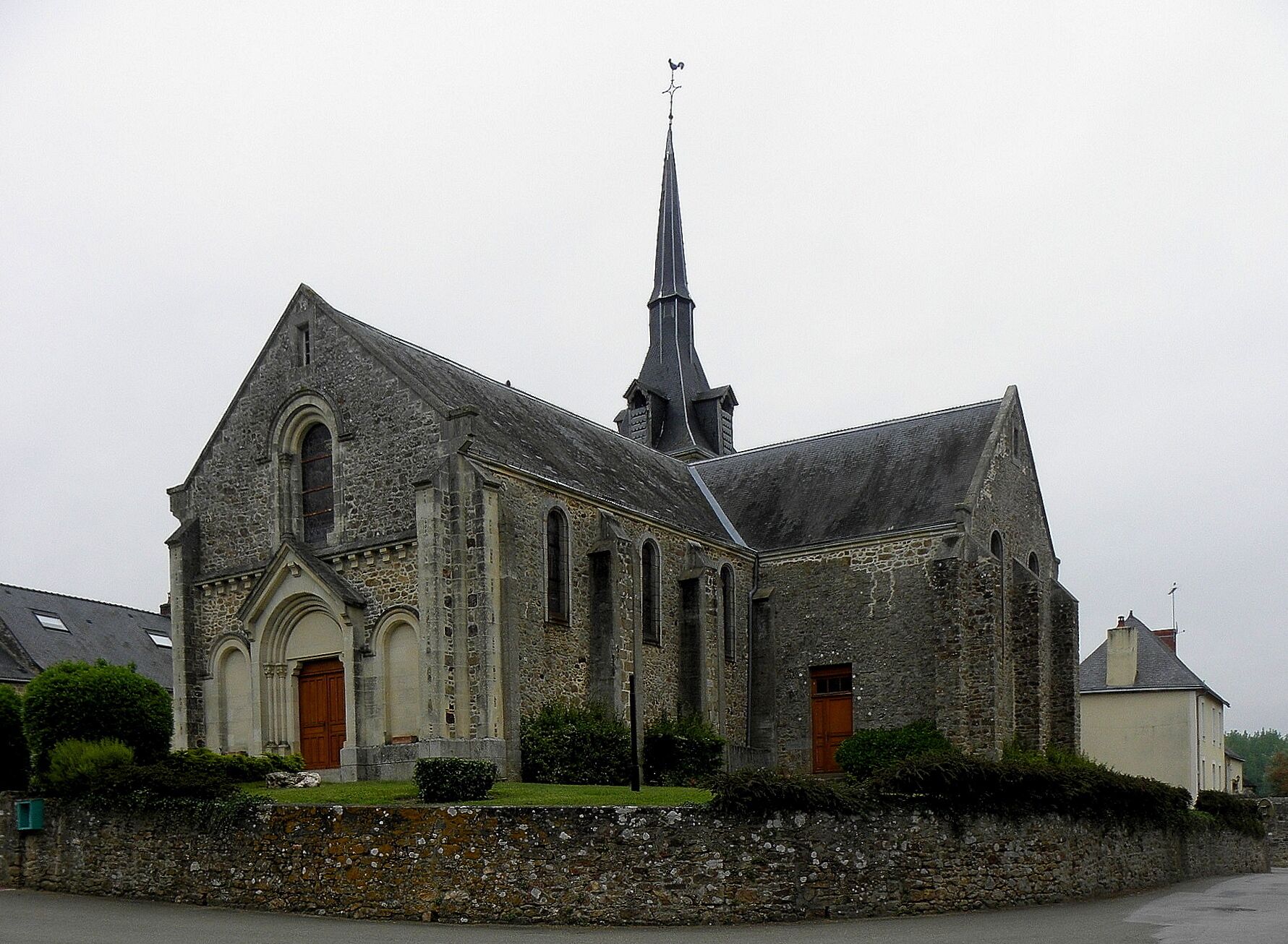 Église de la Sainte-Trinité de Beaulieu-sur-Oudon (53). Façade occidentale et flanc sud.