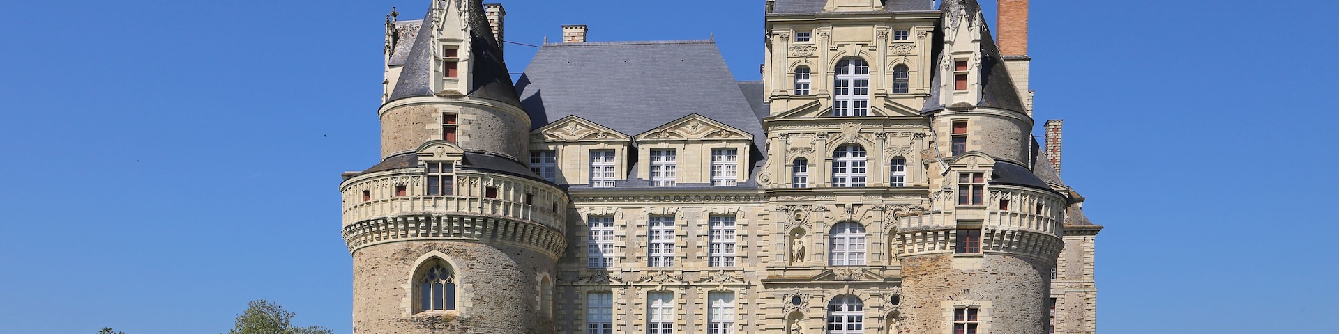 Das Schloss Brissac (Château de Brissac) im Ort Brissac-Quincé ist mit 7 Stockwerken und 240 Räumen eines der größten Loire Schlössern.
