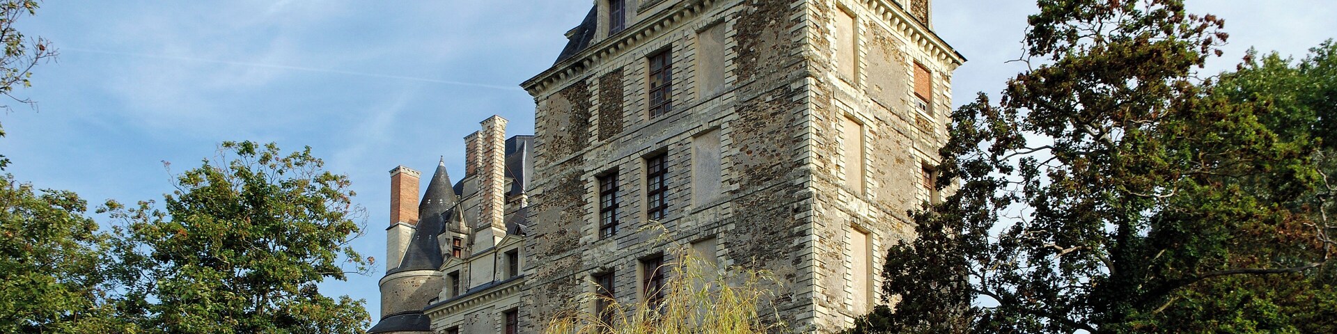 Brissac-QuincĂ© (Maine-et-Loire) Le chĂąteau de Brissac. Le chĂąteau appartient Ă la famille des CossĂ©-Brissac depuis 1502. Ce chĂąteau est remarquable par sa hauteur. C'est dans ce chĂąteau que le 13 aoĂ»t 1620, eut lieu la rĂ©conciliation de Louis XIII avec sa mĂšre, Marie de MĂ©dicis, veuve d'Henri IV. AprĂšs la mort d'Henri IV, Louis XIII est couronnĂ© roi de France Ă Reims le 17 octobre 1610. Louis XIII n'a que 9 ans. Le pouvoir est alors assurĂ© par sa mĂšre Marie de MĂ©dicis, qui gouverne le royaume comme rĂ©gente au nom de son fils. Marie de MĂ©dicis et son fils Louis XIII s'entendent mal. Marie de MĂ©dicis laisse gouverner ses favoris, Concino Concini et LĂ©onora GaligaĂŻ. Louis XIII s'indigne de voir Concini, un Ă©tranger incapable selon lui, usurper le gouvernement de son Ătat, tandis qu'on le relĂšgue dans un coin du Louvre. Afin d'accĂ©der au pouvoir, Louis XIII fait assassiner Concino Concini Ă coups de pistolet par le baron de Vitry, capitaine des gardes, le 24 avril 1617. Louis XIII exile sa mĂšre Maris de MĂ©dicis Ă Blois. Le 22 fĂ©vrier 1619, Marie de MĂ©dicis s'Ă©chappe du chĂąteau de Blois et lĂšve une armĂ©e contre son fils dĂ©clenchant la "premiĂšre guerre de la mĂšre et du fils". Le TraitĂ© d'AngoulĂȘme du 30 avril, nĂ©gociĂ© par Richelieu, signĂ© le 30 juillet 1619, rĂ©concilie officiellement le fils et la mĂšre. Une faction de grands seigneurs se forme alors autour de Marie de MĂ©dicis. Le 4 juillet 1620, Louis XIII prend alors le parti de la guerre, c'est la "deuxiĂšme guerre de la mĂšre et du fils". Les troupes du roi Ă©crasent l'armĂ©e de Marie de MĂ©dicis Ă la bataille des Ponts-de-CĂ©. La rĂ©conciliation se fera Ă Brissac. The castle belongs to the family of Cosse-Brissac since 1502. This castle is remarkable for its height. It is in this castle August 13, 1620, took place the reconciliation of Louis XIII and his mother, Marie de Medici, widow of Henri IV. After the death of Henri IV, Louis XIII is crowned King of France in Reims October 17, 1610. Louis XIII was only nine years old. The power is then provided by his mother Marie de Medici, who ruled the kingdom as regent on behalf of his son. Marie de Medici and her son Louis XIII hear well. Marie de Medici rule leaves his favorite Concini and Leonora Galigai Concino. Louis XIII unworthy of Concini see a stranger incapable according to him, usurping the government of his state, and that relegates in a corner of the Louvre. To gain power, Louis XIII Concino Concini assassinated with a pistol by the Baron de Vitry, captain of the guards, April 24, 1617. Louis XIII exile his mother Maris de Medicis to Blois. February 22, 1619, Marie de MĂ©dicis escaped the castle of Blois and raised an army against his son triggering the "first war of the mother and son." The Treaty of AngoulĂȘme April 30, brokered by Richelieu, signed July 30, 1619, officially reconciled son and mother. A faction of nobles then forms around Marie de Medici. On 4 July 1620, Louis XIII takes advantage of the war, it is the "War of the mother and son." The king's troops crushed the army of Marie de Medici at the Battle of Ponts-de-Ce. Reconciliation will Brissac.