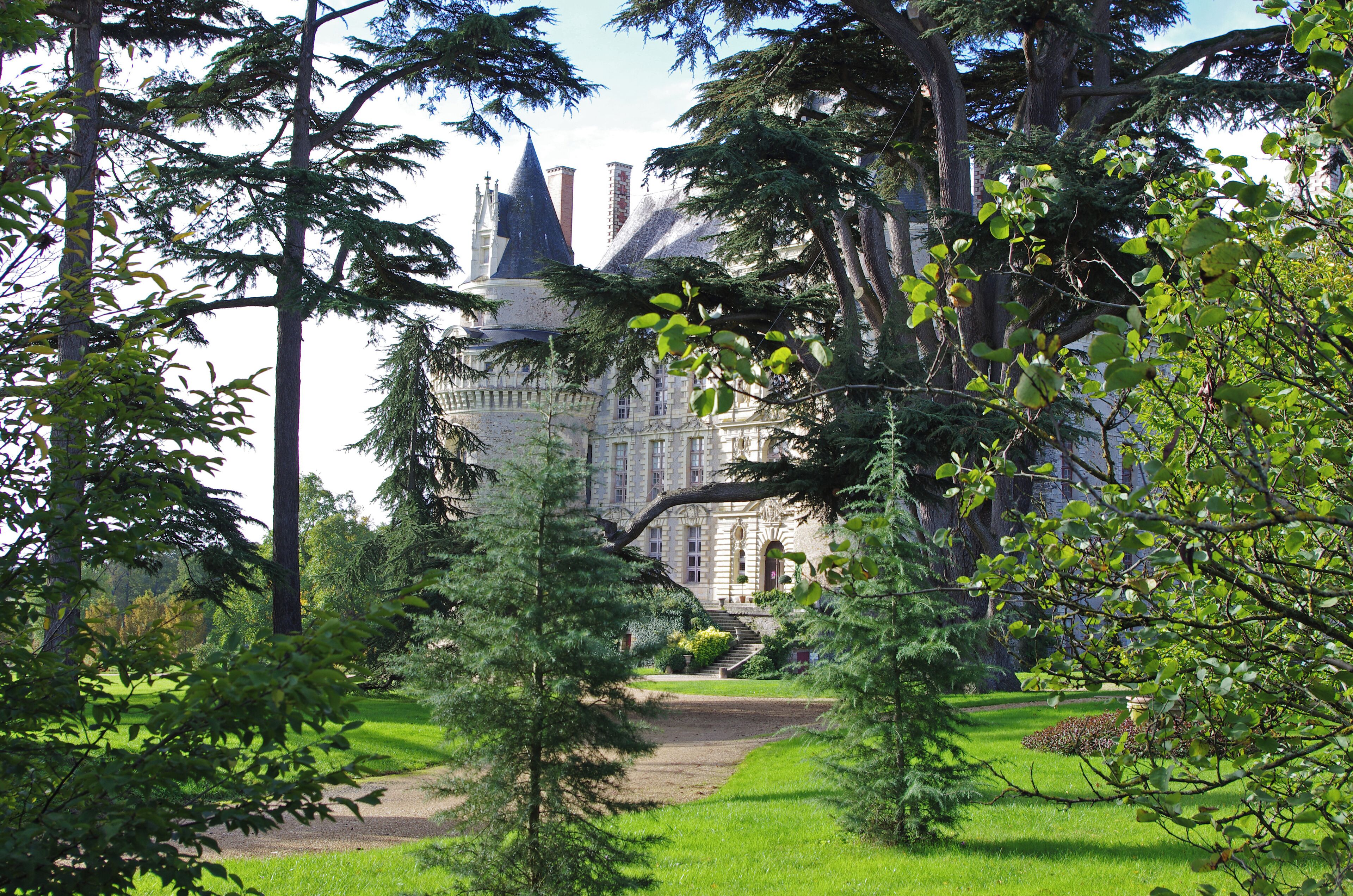 Le château de Brissac. Le château appartient à la famille des Cossé-Brissac depuis 1502. Ce château est remarquable par sa hauteur. C'est dans ce château que le 13 août 1620, eut lieu la réconciliation de Louis XIII avec sa mère, Marie de Médicis, veuve d'Henri IV. Après la mort d'Henri IV, Louis XIII est couronné roi de France à Reims le 17 octobre 1610. Louis XIII n'a que 9 ans. Le pouvoir est alors assuré par sa mère Marie de Médicis, qui gouverne le royaume comme régente au nom de son fils. Marie de Médicis et son fils Louis XIII s'entendent mal. Marie de Médicis laisse gouverner ses favoris, Concino Concini et Léonora Galigaï. Louis XIII s'indigne de voir Concini, un étranger incapable selon lui, usurper le gouvernement de son État, tandis qu'on le relègue dans un coin du Louvre. Afin d'accéder au pouvoir, Louis XIII fait assassiner Concino Concini à coups de pistolet par le baron de Vitry, capitaine des gardes, le 24 avril 1617. Louis XIII exile sa mère Marie de Médicis à Blois. Le 22 février 1619, Marie de Médicis s'échappe du château de Blois et lève une armée contre son fils déclenchant la "première guerre de la mère et du fils". Le Traité d'Angoulême du 30 avril, négocié par Richelieu, signé le 30 juillet 1619, réconcilie officiellement le fils et la mère. Une faction de grands seigneurs se forme alors autour de Marie de Médicis. Le 4 juillet 1620, Louis XIII prend alors le parti de la guerre, c'est la "deuxième guerre de la mère et du fils". Les troupes du roi écrasent l'armée de Marie de Médicis à la bataille des Ponts-de-Cé. La réconciliation se fera à Brissac. The castle belongs to the family of Cosse-Brissac since 1502. This castle is remarkable for its height. It is in this castle August 13, 1620, took place the reconciliation of Louis XIII and his mother, Marie de Medici, widow of Henri IV. After the death of Henri IV, Louis XIII is crowned King of France in Reims October 17, 1610. Louis XIII was only nine years old. The power is then provided by his mother Marie de Medici, who ruled the kingdom as regent on behalf of his son. Marie de Medici and her son Louis XIII hear well. Marie de Medici rule leaves his favorite Concini and Leonora Galigai Concino. Louis XIII unworthy of Concini see a stranger incapable according to him, usurping the government of his state, and that relegates in a corner of the Louvre. To gain power, Louis XIII Concino Concini assassinated with a pistol by the Baron de Vitry, captain of the guards, April 24, 1617. Louis XIII exile his mother Maris de Medicis to Blois. February 22, 1619, Marie de Médicis escaped the castle of Blois and raised an army against his son triggering the "first war of the mother and son." The Treaty of Angoulême April 30, brokered by Richelieu, signed July 30, 1619, officially reconciled son and mother. A faction of nobles then forms around Marie de Medici. On 4 July 1620, Louis XIII takes advantage of the war, it is the "War of the mother and son." The king's troops crushed the army of Marie de Medici at the Battle of Ponts-de-Ce. Reconciliation will Brissac.