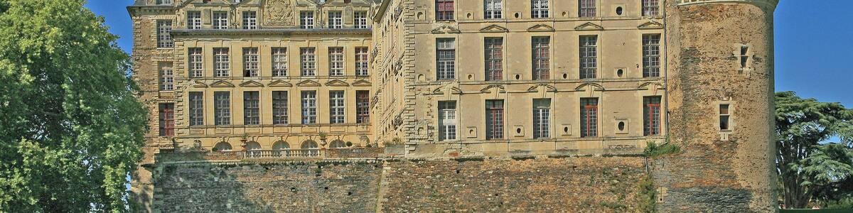 Das Schloss Brissac bei dem Ort Brissac-Quincé (Frankreich) verfügt über sieben Stockwerke und hat 204 Räume.