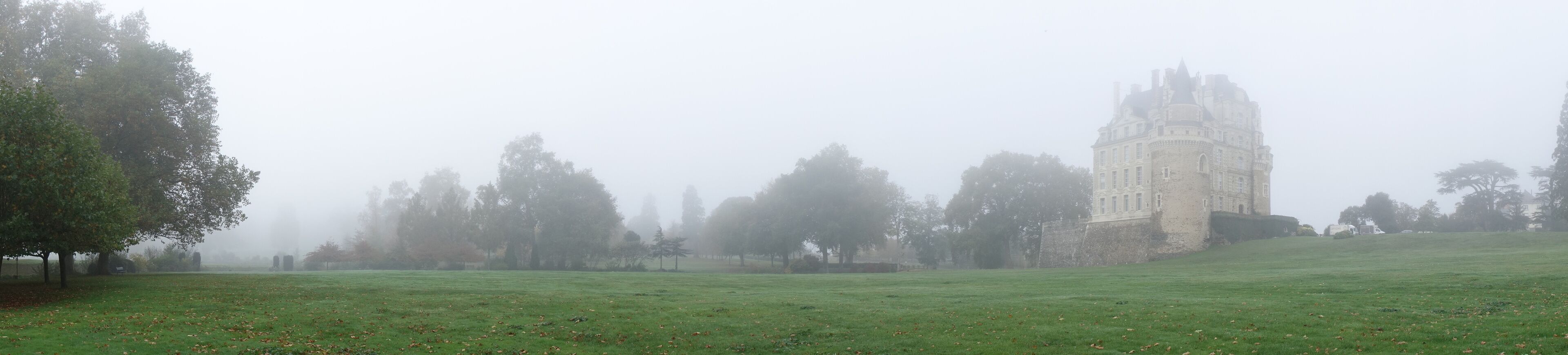 "Brissac est un château neuf à moitié construit, dans un château vieux à moitié détruit"