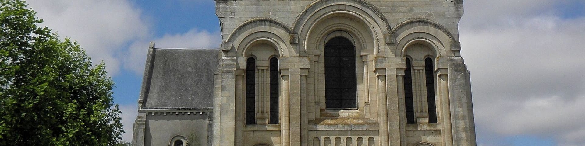 Église Saint-Martin de Juvigné (53). Façade principale.