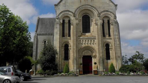 Église Saint-Martin de Juvigné (53). Façade principale.