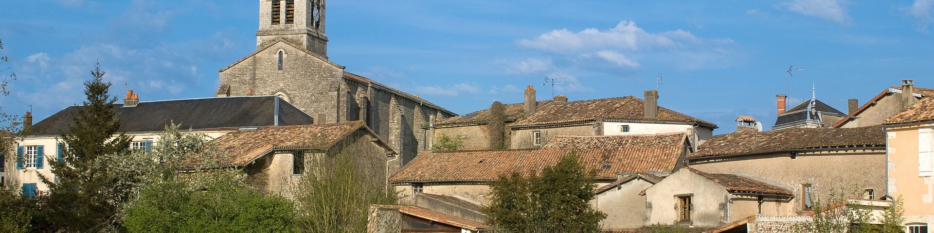 église, Rivière La Vonne, Sanxay, Vienne, 86, Region Nouvelle Aquitaine, France