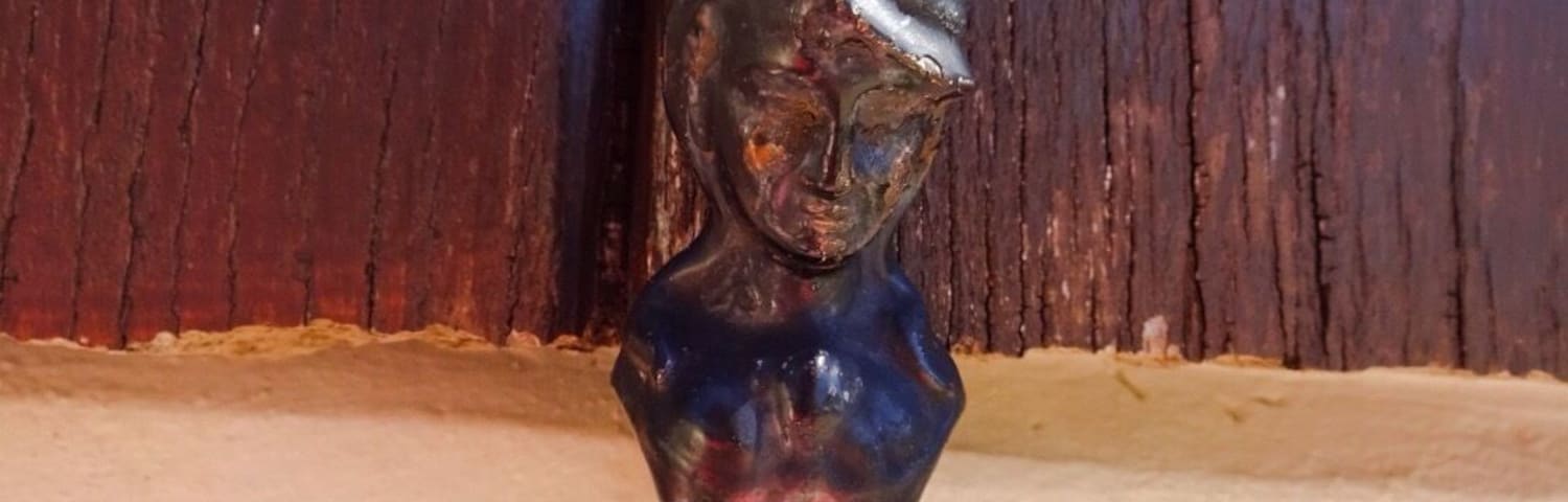 All this cool vintage vitrage holder in houses. All classic!
#classic #france #village