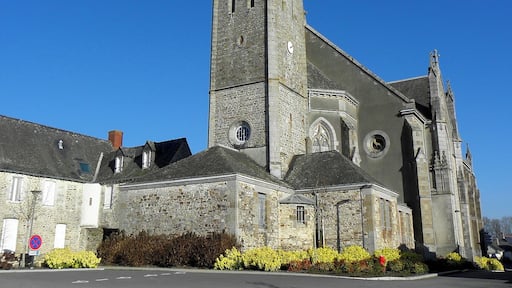 Sacristie, clocher et chevet de l'église Saint-Pierre de Bourgon (53). Église non orientée.