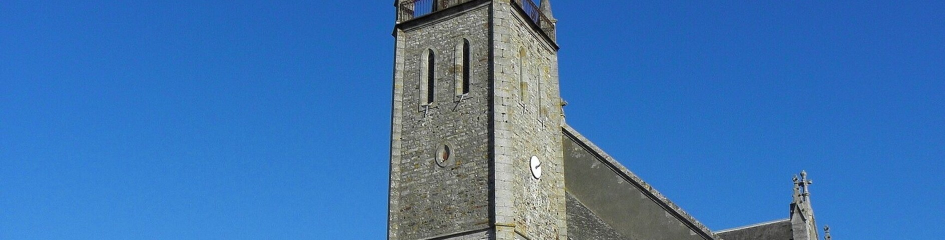 Sacristie, clocher et chevet de l'église Saint-Pierre de Bourgon (53). Église non orientée.