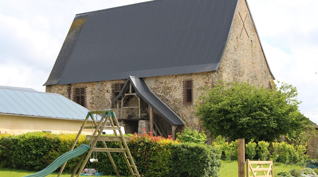 This building is indexed in the Base Mérimée, a database of architectural heritage maintained by the French Ministry of Culture, under the reference PA00109556 .