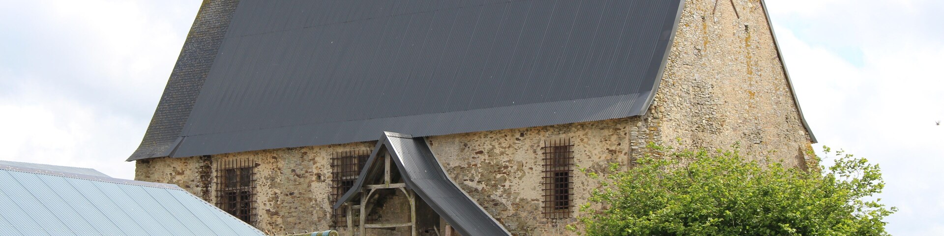 This building is indexed in the Base Mérimée, a database of architectural heritage maintained by the French Ministry of Culture, under the reference PA00109556 .