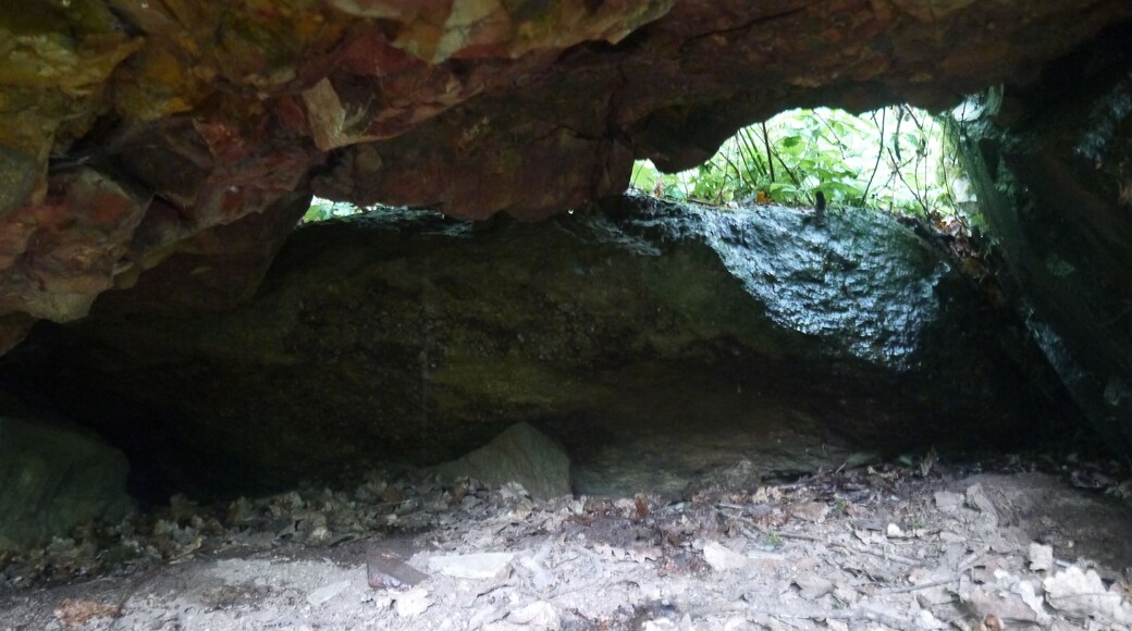 Dessous de la table.