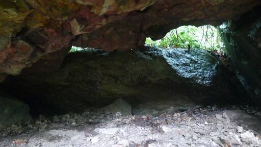 Dessous de la table.