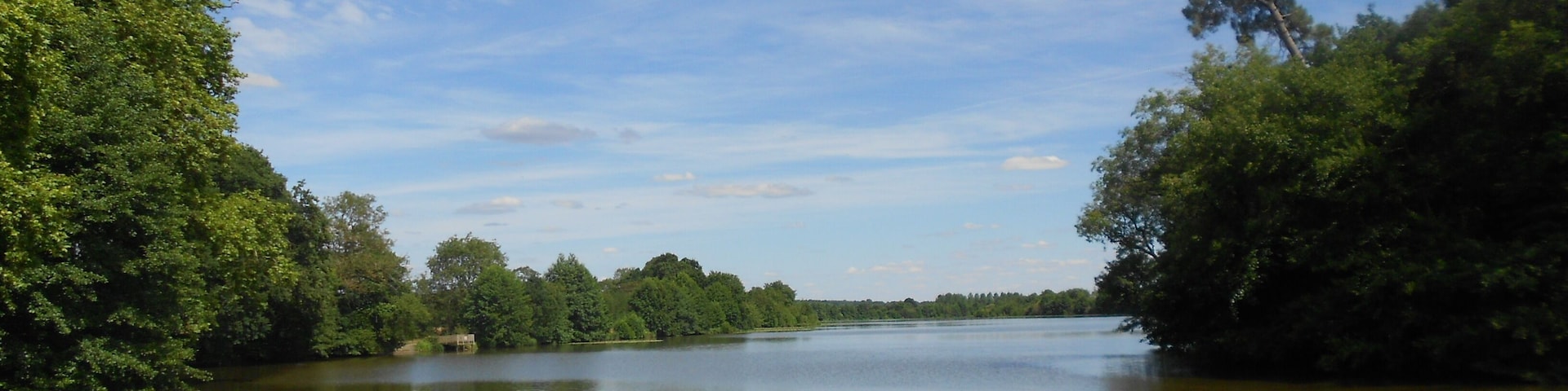 Ătang de la HunaudiĂšre, lieu de pĂȘche et de dĂ©tente.