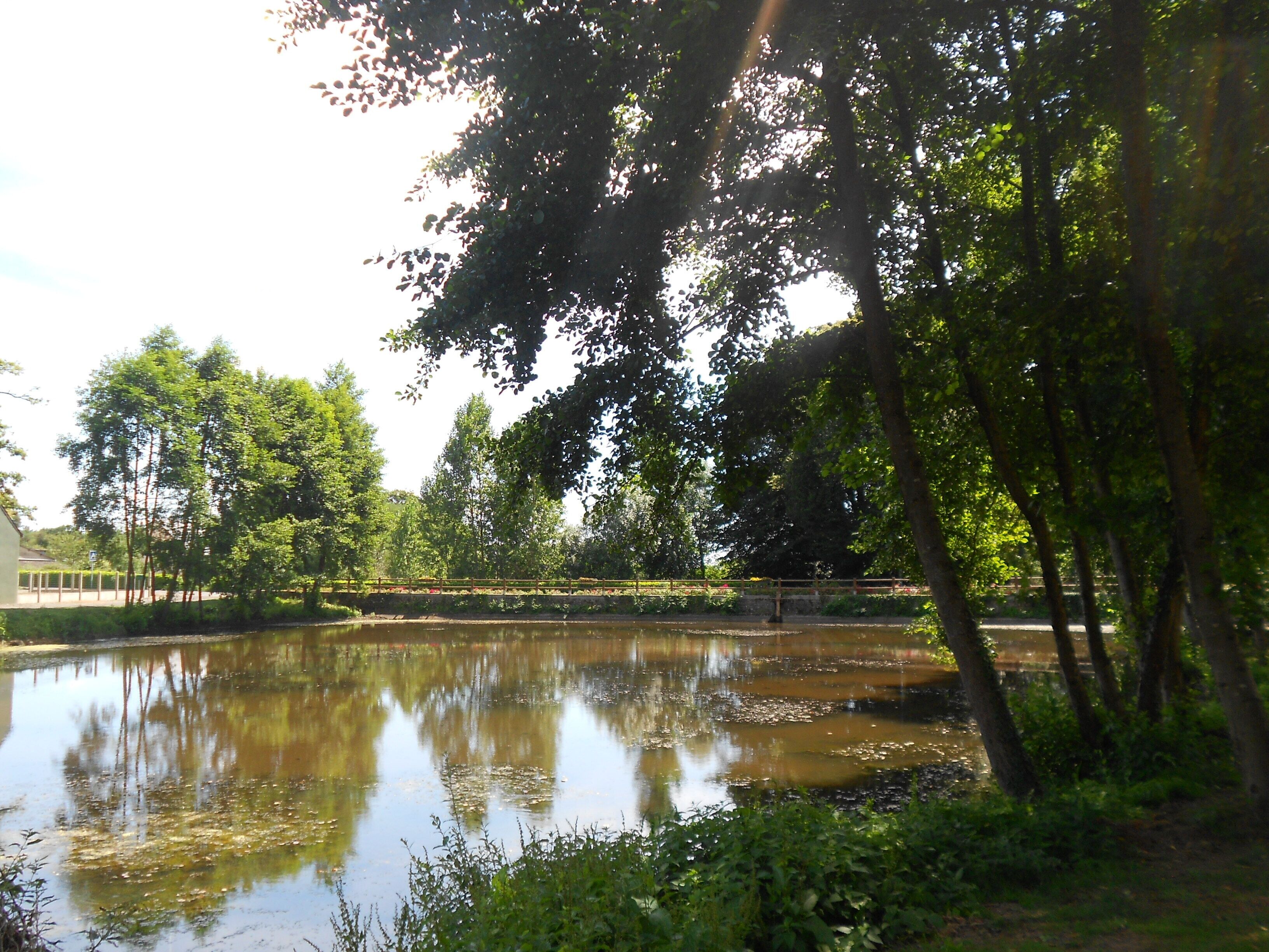 Réaménagé en 2014, sentier pour en faire le tour.