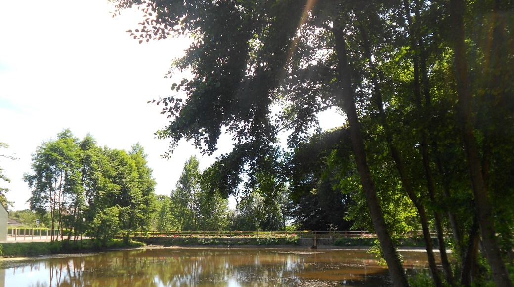 Réaménagé en 2014, sentier pour en faire le tour.