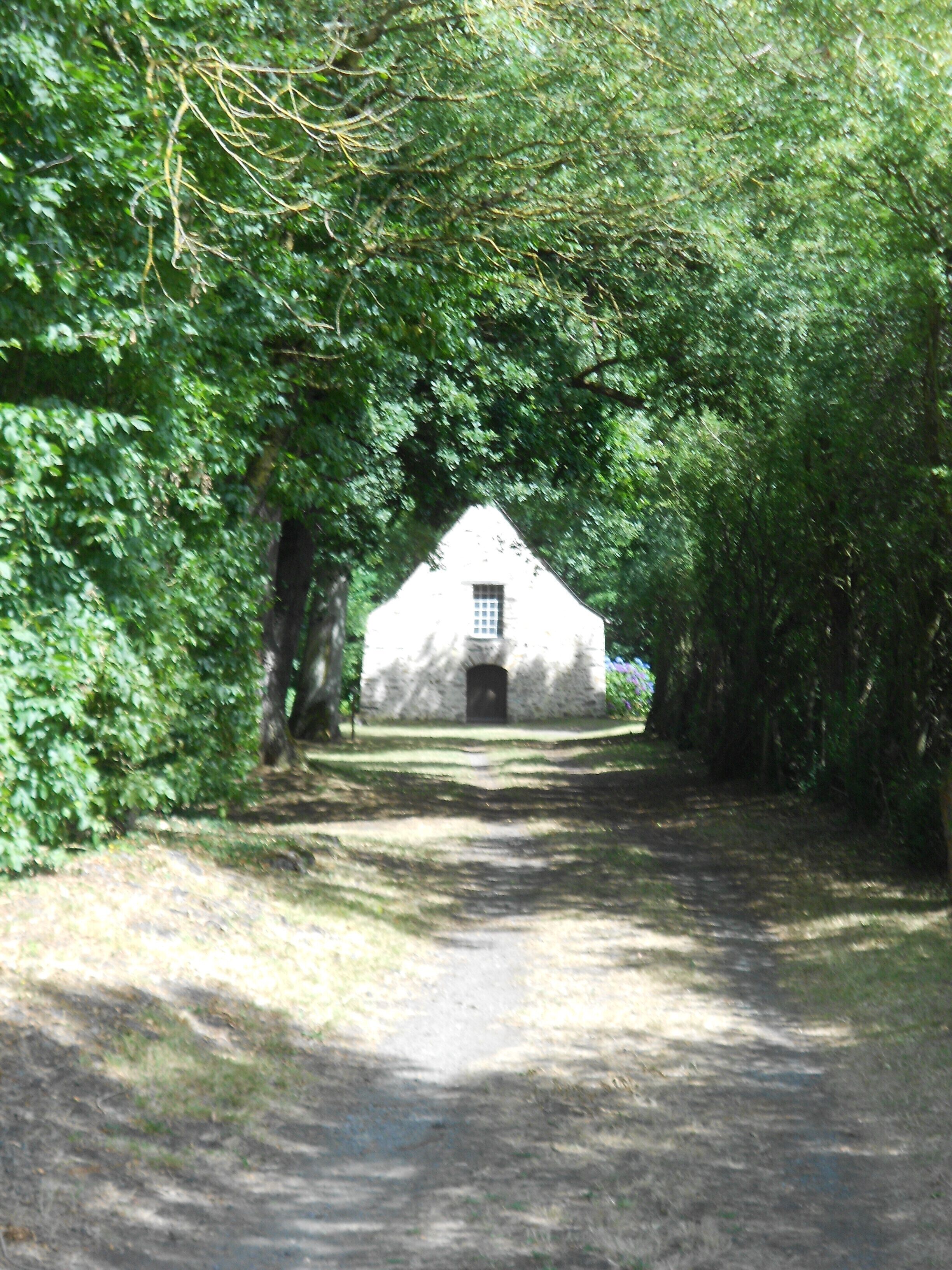 Chapelle des forges de la Hunaudière, début du sentier autour de l'étang.
