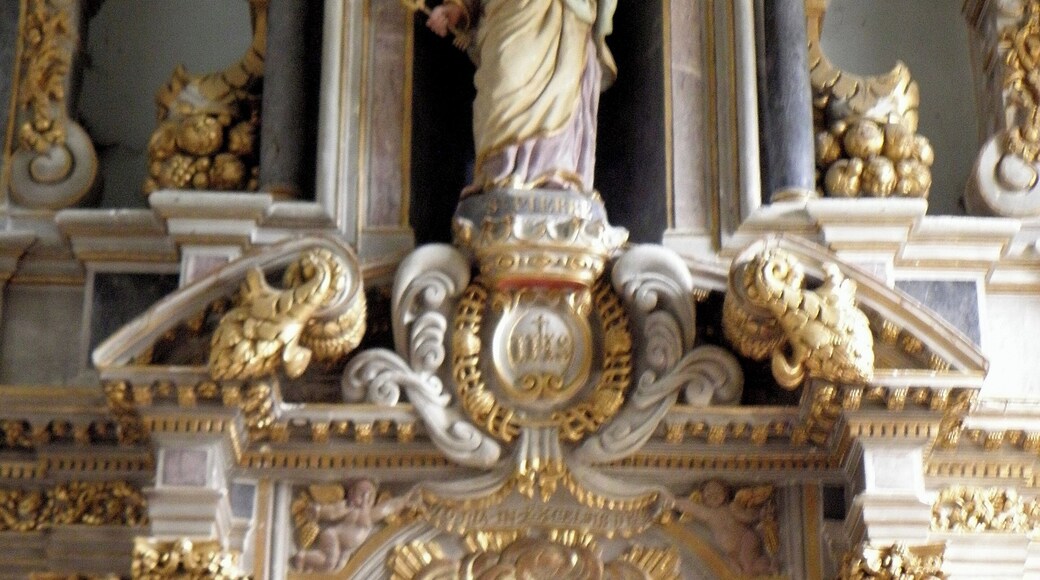 Église Saint-Pierre de Montourtier (53). Maître-autel et son retable.