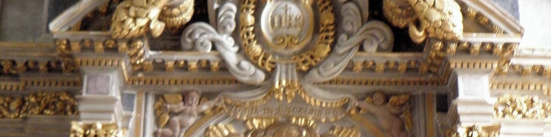 Église Saint-Pierre de Montourtier (53). Maître-autel et son retable.