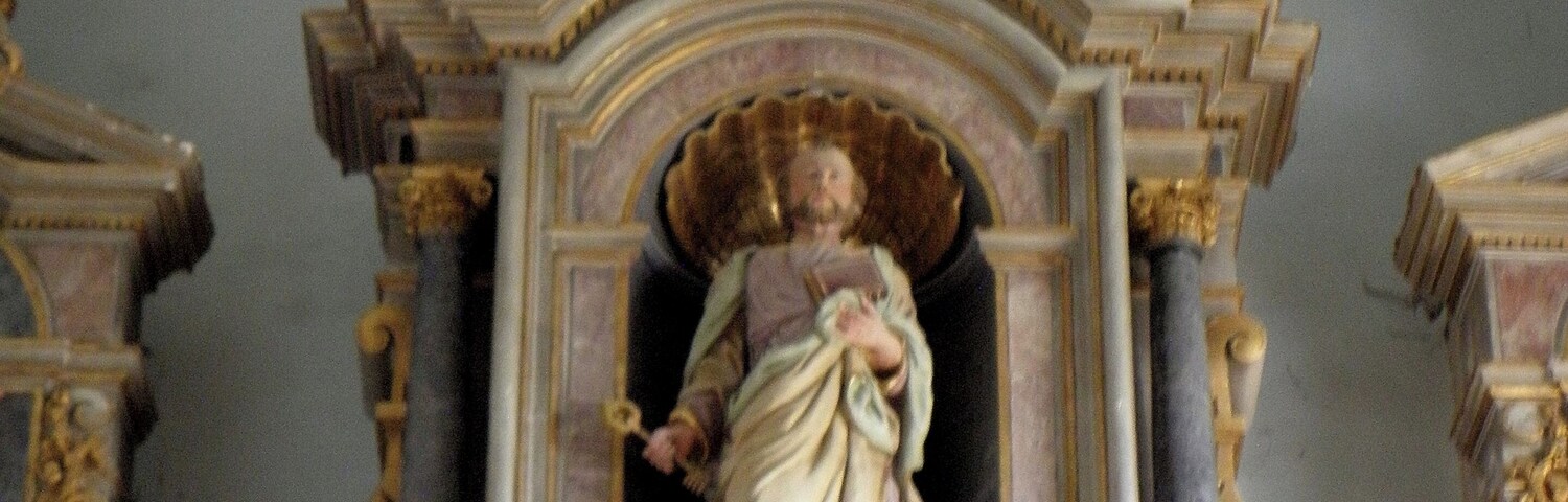 Église Saint-Pierre de Montourtier (53). Maître-autel et son retable.