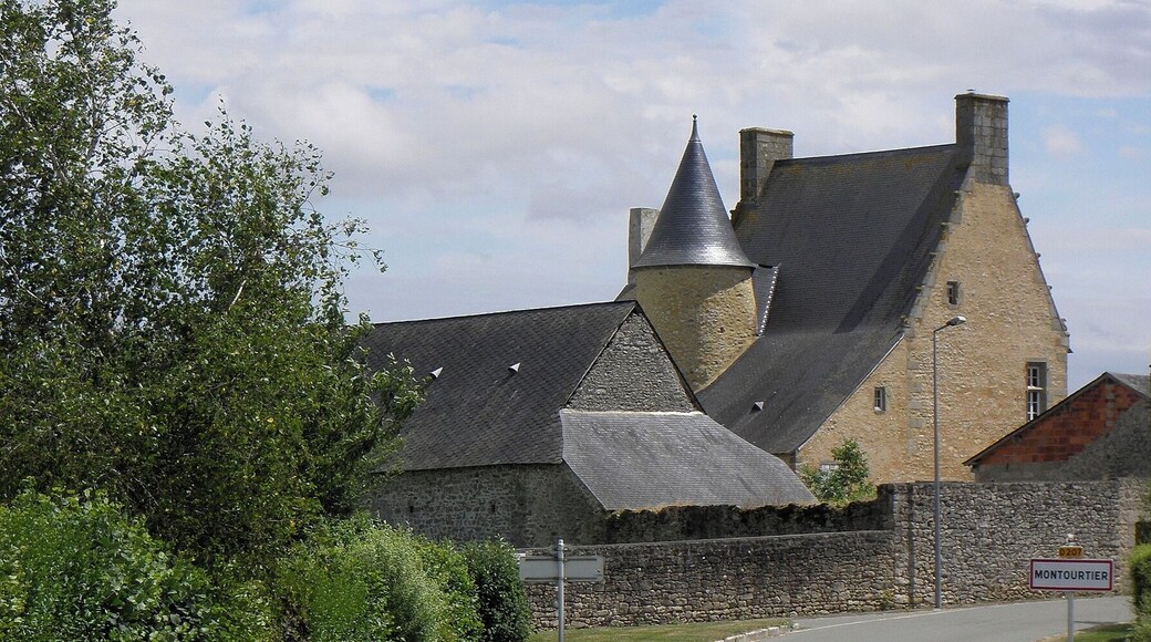 Ancien presbytère de Montourtier.