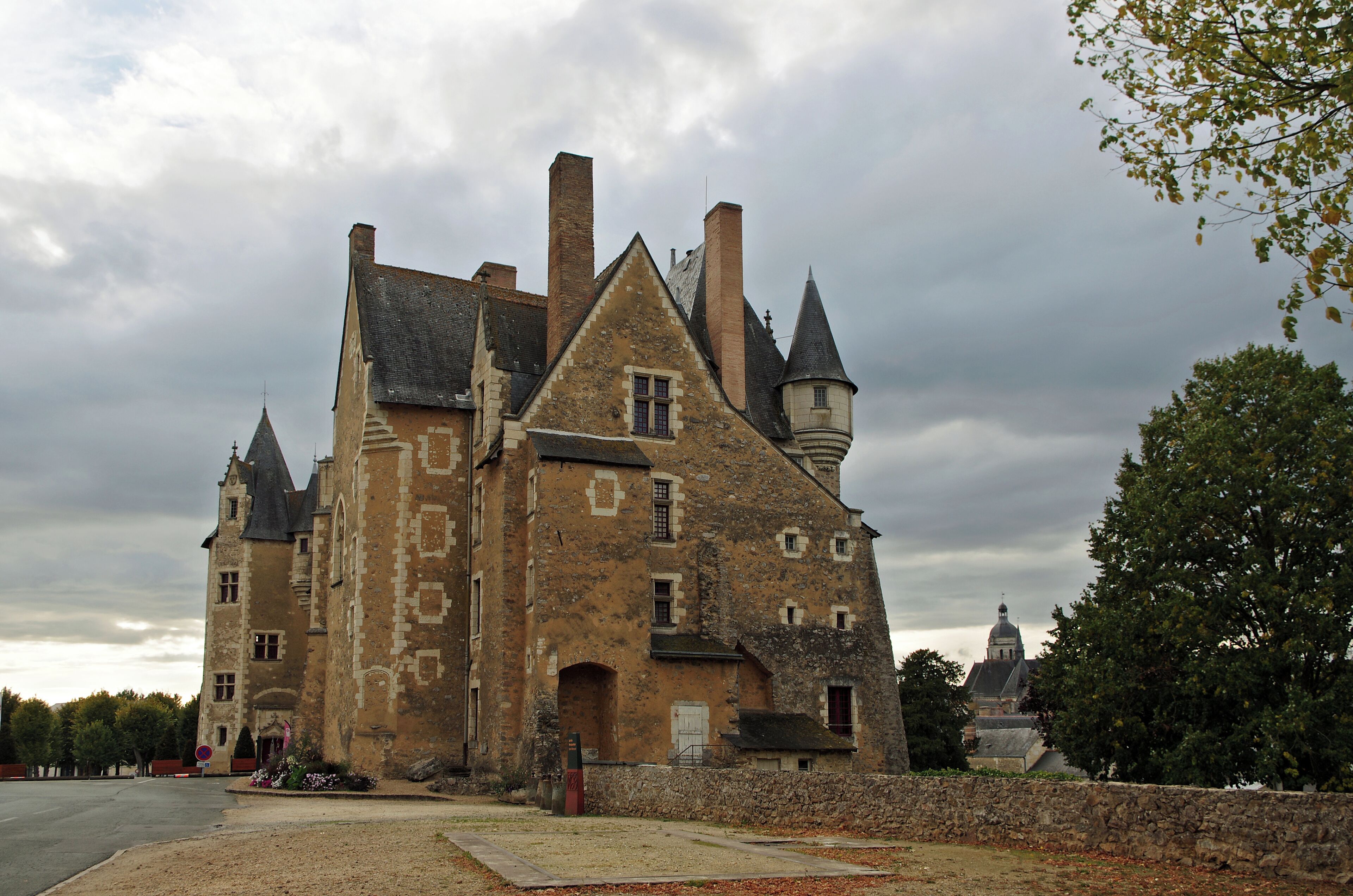 Baugé-en-Anjou (Maine-et-Loire) Le château. Au début du XIe siècle, il y eu une forteresse au confluent du Couesnon et de l'Altrée. Forteresse construite par Foulques III Nerra, le comte d'Anjou, pour faire face à son concurrent le comte de Blois. Au premier tiers du XVe siècle, Yolande d'Aragon*, duchesse d'Anjou et belle-mère de Charles VII, fait construire un château à l'intérieur de l'enceinte fortifiée. Yolande d'Aragon fera incendier le château en 1436, afin qu'il ne tombe pas aux mains des anglais*. Le fils de Yolande d'Aragon, René, héritera d'une ruine en 1442. René d'Anjou*, duc de Lorraine, roi de Sicile, comte de Provence, pair du royaume, après la mort de sa mère (novembre 1442), se consacra presque entièrement à l'Anjou. Les châteaux de Saumur, Baugé, Beaufort, des Ponts-de-Cé sont restaurés, améliorés, agrémentés de jardins. René fut l’un des premiers à construire des manoirs de plaisance, avec une architecture nouvelle, mélange du château seigneurial et de la maison de ville, premier pas vers le château Renaissance. L’architecte qui reconstruira Baugé*, Guillaume Robin*, a aussi dirigé les travaux du manoir de la Ménitré. Les travaux seront terminés en 1465. Le Duc, avec son épouse Jeanne de Laval, séjournera à Baugé pour des périodes plus ou moins longue, entre 1451 et 1471, il y vient chasser dans la forêt de Chandelais, il organise des fêtes somptuaires. En 1480, après la mort du Roi René, l'Anjou est rattaché à la couronne par Louis XI. La baronnie de Baugé et son château échouent alors dans différentes mains. Les gouverneurs successifs négligeront l'entretien et en 1790 le château est très délabré. Au XIXe siècle, une partie du château est affectée à la Gendarmerie à cheval (en 1806) et l'autre partie devient le siège de la Mairie. En 1811, le château manque d'être démoli en partie par la municipalité. Le maire de Baugé* écrira au sous-préfet: « Pour moi qui envisage les choses en père de famille, ne croyant pas que les formes antiques d'un bâtiment irrégulier et sans grâce méritent d'être conservées, j'avais donné l'idée de ces réductions ». Il s'agit de la destruction des deux tours et de la diminution de hauteur des toitures. Au XXe siècle, le château devient caserne de pompiers, salle de justice, salles municipales. Un premier musée y est ouvert en 1905. Le château est restauré extérieurement par l’architecte Henri Enguehard* dans les années 60. Yolande d'Aragon, administra le duché pendant les nombreuses absences de son époux, Louis II duc d'Anjou. Louis II, également roi de Naples et comte de Provence, passa la plus grande partie de son temps loin d'Angers. Le château de Baugé fut occupé par le duc de Clarence en 1420, mais il fut battu et tué lors à la bataille de Vieil-Baugé le 22 mars 1421, par les troupes franco-écossaises du maréchal Gilbert III Motier de La Fayette et du comte écossais John Stuart de Buchan. Le duc de Clarence meurt au combat avec un millier de ses cavaliers tandis que les Franco-Écossais ne subissent que des pertes limitées. Cette bataille est la première défaite anglaise en bataille rangée depuis 1415. L'Anjou n'était pas pour autant débarrassé des Anglais. Une de leurs bandes s'avança encore en 1431, jusqu'à Épinard près d'Angers. En 1433 les pillards anglais firent encore des ravages à Segré et Sablé. D'autres pillards s'avancèrent aux Ponts-de-Cé, en 1438, et à Saint-Denis-d'Anjou, en 1444. Le Roi René: Roi de Naples, de Sicile, de Jérusalem, d’Aragon, duc d’Anjou, de Lorraine et de Bar, comte de Provence, du Maine et de Piémont. Le roi René, fut longtemps oublié et redécouvert au XIXème siècle. Il est le 16 janvier 1409 au château d’Angers et mort en Provence en 1480. Ce sera un amoureux des arts. Homme de la Renaissance, le roi René, qui parle cinq langues, est apprécié des Italiens. Mort en 1480, il est inhumé dans la cathédrale d'Angers, à côté de sa mère, Yolande d'Aragon, et de sa première épouse, Isabelle de Lorraine. René perd en 1470 son fils aîné Jean de Calabre et trois ans plus tard le fils de ce dernier, Nicolas, ce qui le prive d’héritier mâle en ligne directe et condamne l’Anjou à revenir à la couronne de France à sa mort, en 1480. Le château de Baugé où René fait entreprendre d'importants travaux de maçonnerie à partir de 1455, a été augmenté d'un hôtel ou maison en 1459. On affecte le produit de la pêche de l'étang aux réparations de l'étang et de l'hôtel de Baugé. En 1462, deux mille francs servent aux réfections de la maison de Baugé, hôtel et maison désignant l'un des bâtiments du château. (De la forteresse à la maison des champs : mots et réalités (Anjou- Provence, 1360-1480, Françoise Robin). En 1465, le corps de logis principal, de 50 m de long, est achevé : il renferme les salles d'apparat et les appartements privés. L'escalier à vis est le plus beau de la région, avec sa voûte en palmier aux armes d'Anjou et d'Aragon. A la même époque, 4 jardins s'ajoutent au château. En 1469, René fait construire la chapelle Notre-Dame-du-Patit-Mont (aujourd'hui disparue), dans l'enceinte du château. Guillaume Robin, architecte et maître d'œuvre angevin du XVe siècle. Le roi René lui confiera la réalisation de plusieurs monuments de l'Anjou. Augustin-François Le Gouz du Plessis, maire de Baugé de 1808 à 1815. D'abord marié à sa cousine Françoise-Marie Legouz, à la mort de celle-ci il épousera Marie-Anne-Charlotte de la Noüe, soeur du chef chouan Francois-Nicolas de la Noüe. Ses opinions le firent arrêter en 1793, pendant la Terreur. Evadé grâce à la complicité de la femme de son cocher, il émigrera en juillet 1794. Il reviendra en France en 1798. Il assumera différents mandats électoraux. Henri Enguehard, architecte français, est né à Paris en 1899 et mort à Bouchemaine le 9 septembre 1987. Il restaurera par exemple, le château d'Angers, l'abbaye de Fontevraud, etc... On lui doit la construction de la Chambre de commerce d'Angers, le siège de la caisse primaire de sécurité sociale à Angers, etc.. www.stewartsociety.org/history-of-the-stewarts.cfm?sectio... www.cosmovisions.com/histAnjou.htm fr.anecdotrip.com/anecdote/bauge-le-paradis-du-roi-rene-d... fr.anecdotrip.com/anecdote/bauge-le-paradis-du-roi-rene-d... www.herodote.net/Rene_1er_d_Anjou_1409_1480_-synthese-376... www.angers.fr/vie-pratique/culture/la-politique-culturell...
