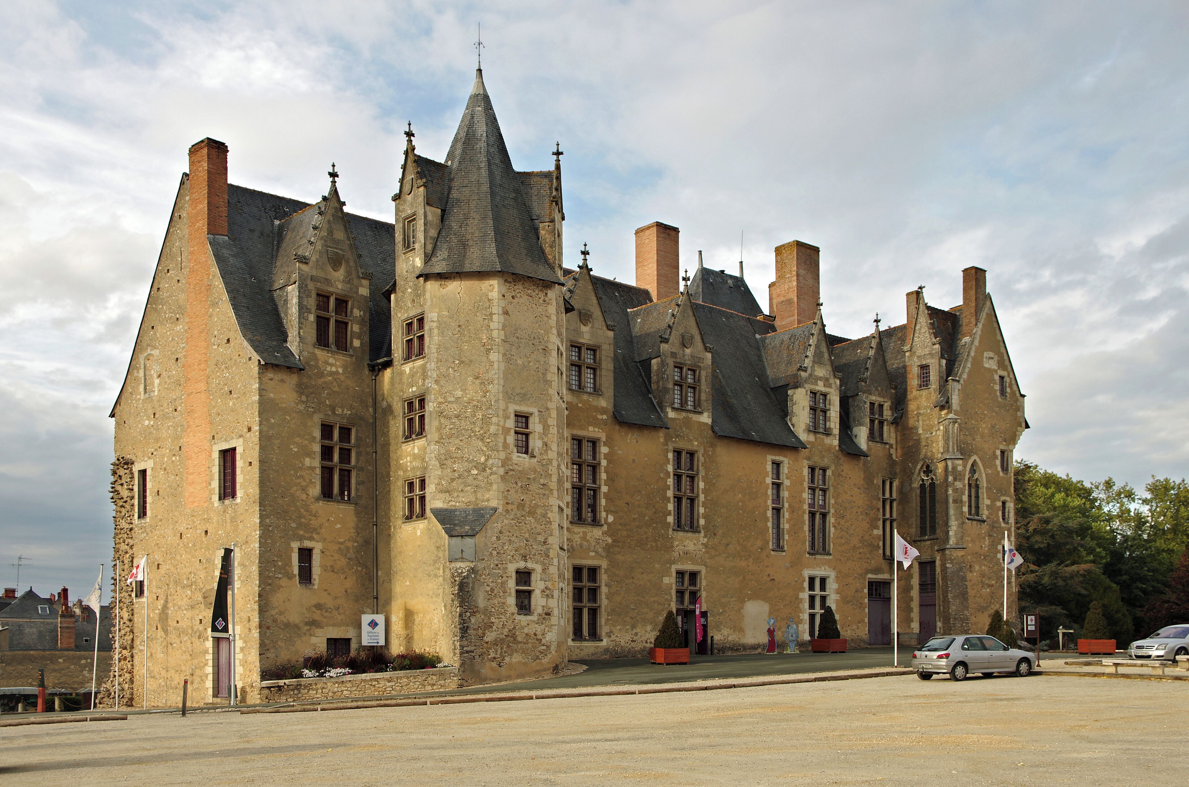 Baugé-en-Anjou (Maine-et-Loire) Le château. Au début du XIe siècle, il y eu une forteresse au confluent du Couesnon et de l'Altrée. Forteresse construite par Foulques III Nerra, le comte d'Anjou, pour faire face à son concurrent le comte de Blois. Au premier tiers du XVe siècle, Yolande d'Aragon*, duchesse d'Anjou et belle-mère de Charles VII, fait construire un château à l'intérieur de l'enceinte fortifiée. Yolande d'Aragon fera incendier le château en 1436, afin qu'il ne tombe pas aux mains des anglais*. Le fils de Yolande d'Aragon, René, héritera d'une ruine en 1442. René d'Anjou*, duc de Lorraine, roi de Sicile, comte de Provence, pair du royaume, après la mort de sa mère (novembre 1442), se consacra presque entièrement à l'Anjou. Les châteaux de Saumur, Baugé, Beaufort, des Ponts-de-Cé sont restaurés, améliorés, agrémentés de jardins. René fut l’un des premiers à construire des manoirs de plaisance, avec une architecture nouvelle, mélange du château seigneurial et de la maison de ville, premier pas vers le château Renaissance. L’architecte qui reconstruira Baugé*, Guillaume Robin*, a aussi dirigé les travaux du manoir de la Ménitré. Les travaux seront terminés en 1465. Le Duc, avec son épouse Jeanne de Laval, séjournera à Baugé pour des périodes plus ou moins longue, entre 1451 et 1471, il y vient chasser dans la forêt de Chandelais, il organise des fêtes somptuaires. En 1480, après la mort du Roi René, l'Anjou est rattaché à la couronne par Louis XI. La baronnie de Baugé et son château échouent alors dans différentes mains. Les gouverneurs successifs négligeront l'entretien et en 1790 le château est très délabré. Au XIXe siècle, une partie du château est affectée à la Gendarmerie à cheval (en 1806) et l'autre partie devient le siège de la Mairie. En 1811, le château manque d'être démoli en partie par la municipalité. Le maire de Baugé* écrira au sous-préfet: « Pour moi qui envisage les choses en père de famille, ne croyant pas que les formes antiques d'un bâtiment irrégulier et sans grâce méritent d'être conservées, j'avais donné l'idée de ces réductions ». Il s'agit de la destruction des deux tours et de la diminution de hauteur des toitures. Au XXe siècle, le château devient caserne de pompiers, salle de justice, salles municipales. Un premier musée y est ouvert en 1905. Le château est restauré extérieurement par l’architecte Henri Enguehard* dans les années 60. Yolande d'Aragon, administra le duché pendant les nombreuses absences de son époux, Louis II duc d'Anjou. Louis II, également roi de Naples et comte de Provence, passa la plus grande partie de son temps loin d'Angers. Le château de Baugé fut occupé par le duc de Clarence en 1420, mais il fut battu et tué lors à la bataille de Vieil-Baugé le 22 mars 1421, par les troupes franco-écossaises du maréchal Gilbert III Motier de La Fayette et du comte écossais John Stuart de Buchan. Le duc de Clarence meurt au combat avec un millier de ses cavaliers tandis que les Franco-Écossais ne subissent que des pertes limitées. Cette bataille est la première défaite anglaise en bataille rangée depuis 1415. L'Anjou n'était pas pour autant débarrassé des Anglais. Une de leurs bandes s'avança encore en 1431, jusqu'à Épinard près d'Angers. En 1433 les pillards anglais firent encore des ravages à Segré et Sablé. D'autres pillards s'avancèrent aux Ponts-de-Cé, en 1438, et à Saint-Denis-d'Anjou, en 1444. Le Roi René: Roi de Naples, de Sicile, de Jérusalem, d’Aragon, duc d’Anjou, de Lorraine et de Bar, comte de Provence, du Maine et de Piémont. Le roi René, fut longtemps oublié et redécouvert au XIXème siècle. Il est le 16 janvier 1409 au château d’Angers et mort en Provence en 1480. Ce sera un amoureux des arts. Homme de la Renaissance, le roi René, qui parle cinq langues, est apprécié des Italiens. Mort en 1480, il est inhumé dans la cathédrale d'Angers, à côté de sa mère, Yolande d'Aragon, et de sa première épouse, Isabelle de Lorraine. René perd en 1470 son fils aîné Jean de Calabre et trois ans plus tard le fils de ce dernier, Nicolas, ce qui le prive d’héritier mâle en ligne directe et condamne l’Anjou à revenir à la couronne de France à sa mort, en 1480. Le château de Baugé où René fait entreprendre d'importants travaux de maçonnerie à partir de 1455, a été augmenté d'un hôtel ou maison en 1459. On affecte le produit de la pêche de l'étang aux réparations de l'étang et de l'hôtel de Baugé. En 1462, deux mille francs servent aux réfections de la maison de Baugé, hôtel et maison désignant l'un des bâtiments du château. (De la forteresse à la maison des champs : mots et réalités (Anjou- Provence, 1360-1480, Françoise Robin). En 1465, le corps de logis principal, de 50 m de long, est achevé : il renferme les salles d'apparat et les appartements privés. L'escalier à vis est le plus beau de la région, avec sa voûte en palmier aux armes d'Anjou et d'Aragon. A la même époque, 4 jardins s'ajoutent au château. En 1469, René fait construire la chapelle Notre-Dame-du-Patit-Mont (aujourd'hui disparue), dans l'enceinte du château. Guillaume Robin, architecte et maître d'œuvre angevin du XVe siècle. Le roi René lui confiera la réalisation de plusieurs monuments de l'Anjou. Augustin-François Le Gouz du Plessis, maire de Baugé de 1808 à 1815. D'abord marié à sa cousine Françoise-Marie Legouz, à la mort de celle-ci il épousera Marie-Anne-Charlotte de la Noüe, soeur du chef chouan Francois-Nicolas de la Noüe. Ses opinions le firent arrêter en 1793, pendant la Terreur. Evadé grâce à la complicité de la femme de son cocher, il émigrera en juillet 1794. Il reviendra en France en 1798. Il assumera différents mandats électoraux. Henri Enguehard, architecte français, est né à Paris en 1899 et mort à Bouchemaine le 9 septembre 1987. Il restaurera par exemple, le château d'Angers, l'abbaye de Fontevraud, etc... On lui doit la construction de la Chambre de commerce d'Angers, le siège de la caisse primaire de sécurité sociale à Angers, etc.. www.stewartsociety.org/history-of-the-stewarts.cfm?sectio... www.cosmovisions.com/histAnjou.htm fr.anecdotrip.com/anecdote/bauge-le-paradis-du-roi-rene-d... fr.anecdotrip.com/anecdote/bauge-le-paradis-du-roi-rene-d... www.herodote.net/Rene_1er_d_Anjou_1409_1480_-synthese-376... www.angers.fr/vie-pratique/culture/la-politique-culturell...