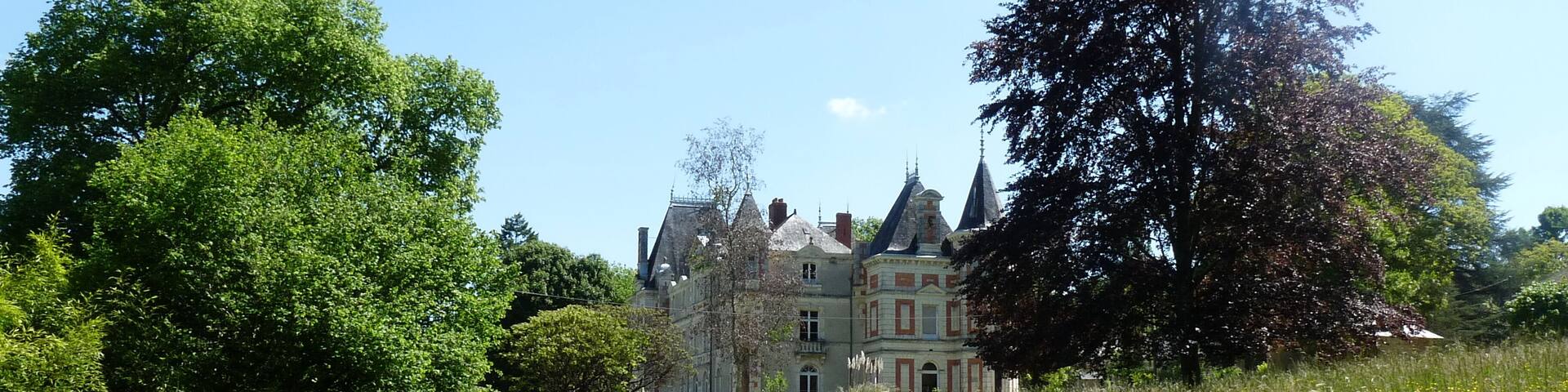 Le château de Grésillon est géré depuis les années 1950 par la communauté de l'espéranto. gresillon.org/