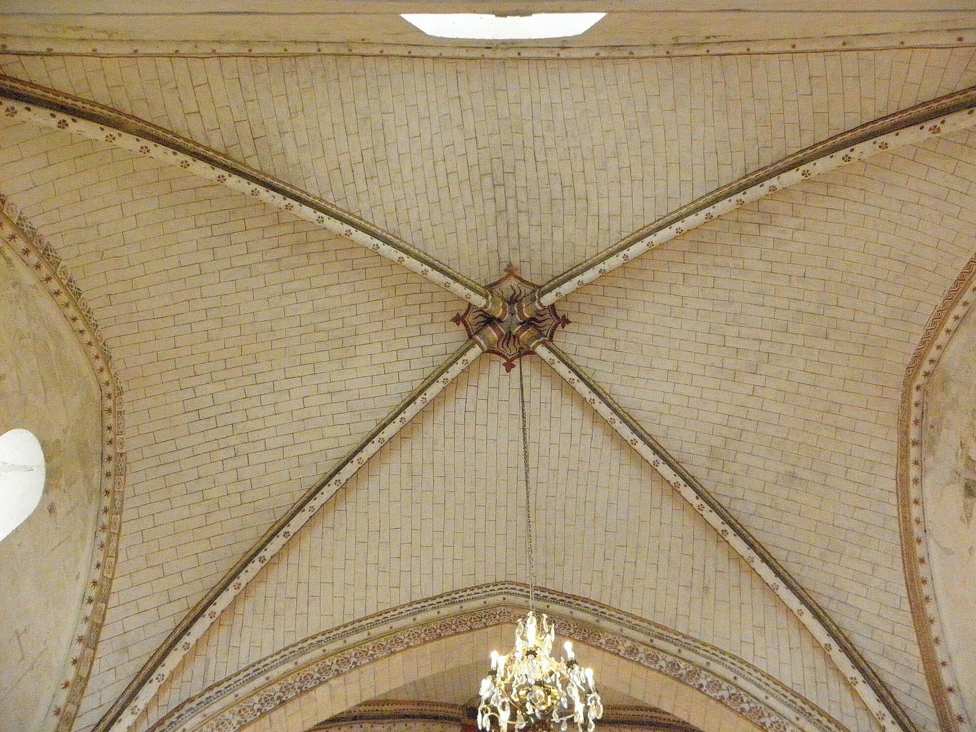 Église saint-Denis de Pontigné (49). Intérieur. Voûte de la première travée de la nef.
