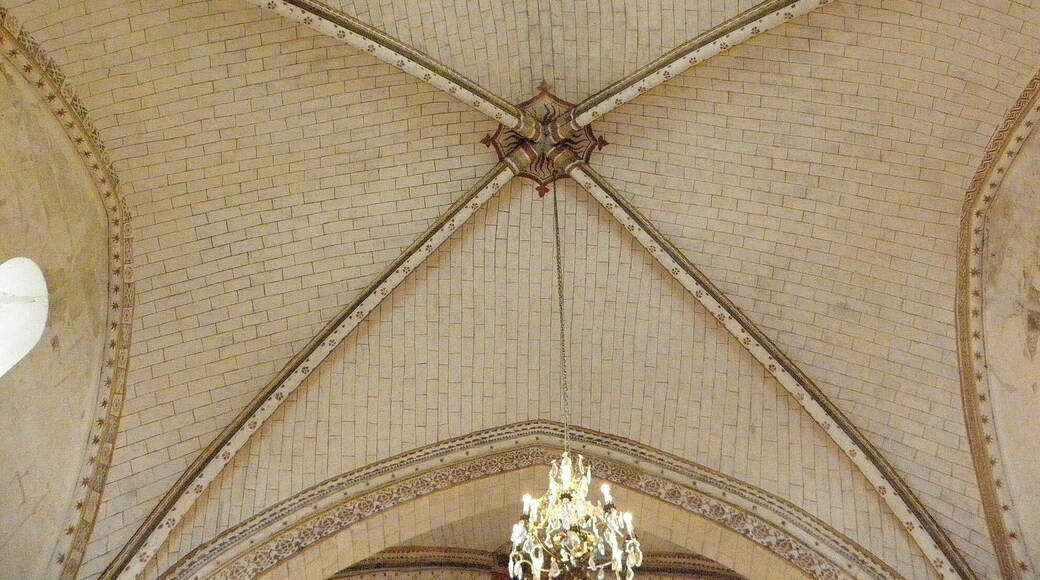 Église saint-Denis de Pontigné (49). Intérieur. Voûte de la première travée de la nef.