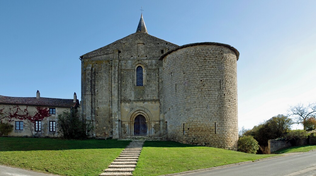 Château-Larcher (Vienne). L’église Notre-Dame et Saint-Cyprien (XIe, XIIe, et XIVe siècles). C'était à l'origine une chapelle du prieuré Notre-Dame fondé en 969 par Ebbon avec sa femme Ode et Achard leur fils. Cette chapelle prieurale fut placée sous le patronage de la Vierge Marie et de Saint Cyprien. La tour d'angle sud-ouest date du XIVe siècle, l'ensemble faisait partie intégrante de la fortification. Au XVIIe siècle, l'abside centrale et l'abside nord furent détruites par un effondrement du clocher. L'abside sud fut endommagée dans sa partie supérieure. La façade occidentale possède un portail surmonté d'une fenêtre. Les trois voussures du portail sont ornées et tombent sur trois paires de colonnes surmontées de chapiteaux.