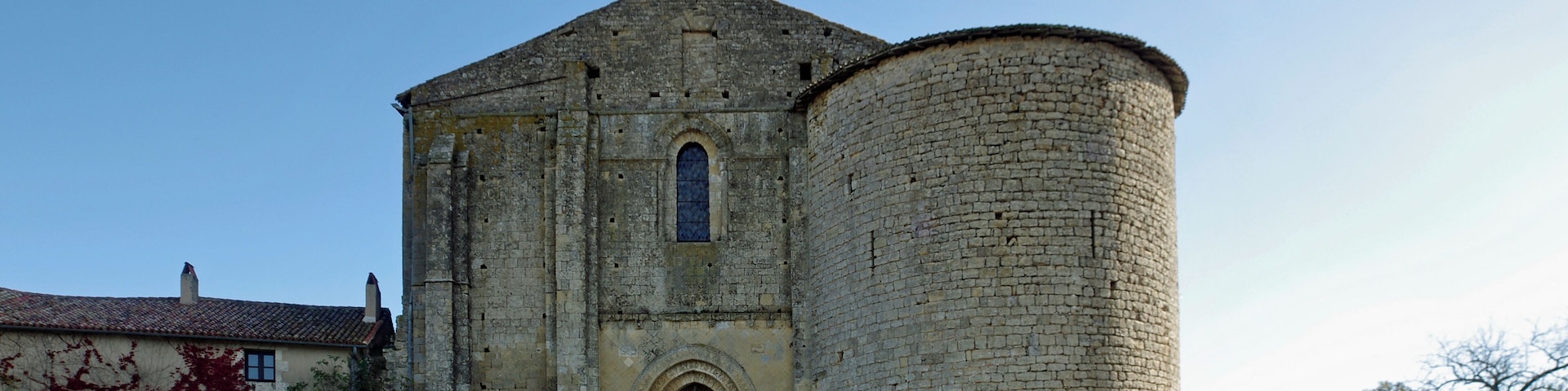 Château-Larcher (Vienne). L’église Notre-Dame et Saint-Cyprien (XIe, XIIe, et XIVe siècles). C'était à l'origine une chapelle du prieuré Notre-Dame fondé en 969 par Ebbon avec sa femme Ode et Achard leur fils. Cette chapelle prieurale fut placée sous le patronage de la Vierge Marie et de Saint Cyprien. La tour d'angle sud-ouest date du XIVe siècle, l'ensemble faisait partie intégrante de la fortification. Au XVIIe siècle, l'abside centrale et l'abside nord furent détruites par un effondrement du clocher. L'abside sud fut endommagée dans sa partie supérieure. La façade occidentale possède un portail surmonté d'une fenêtre. Les trois voussures du portail sont ornées et tombent sur trois paires de colonnes surmontées de chapiteaux.