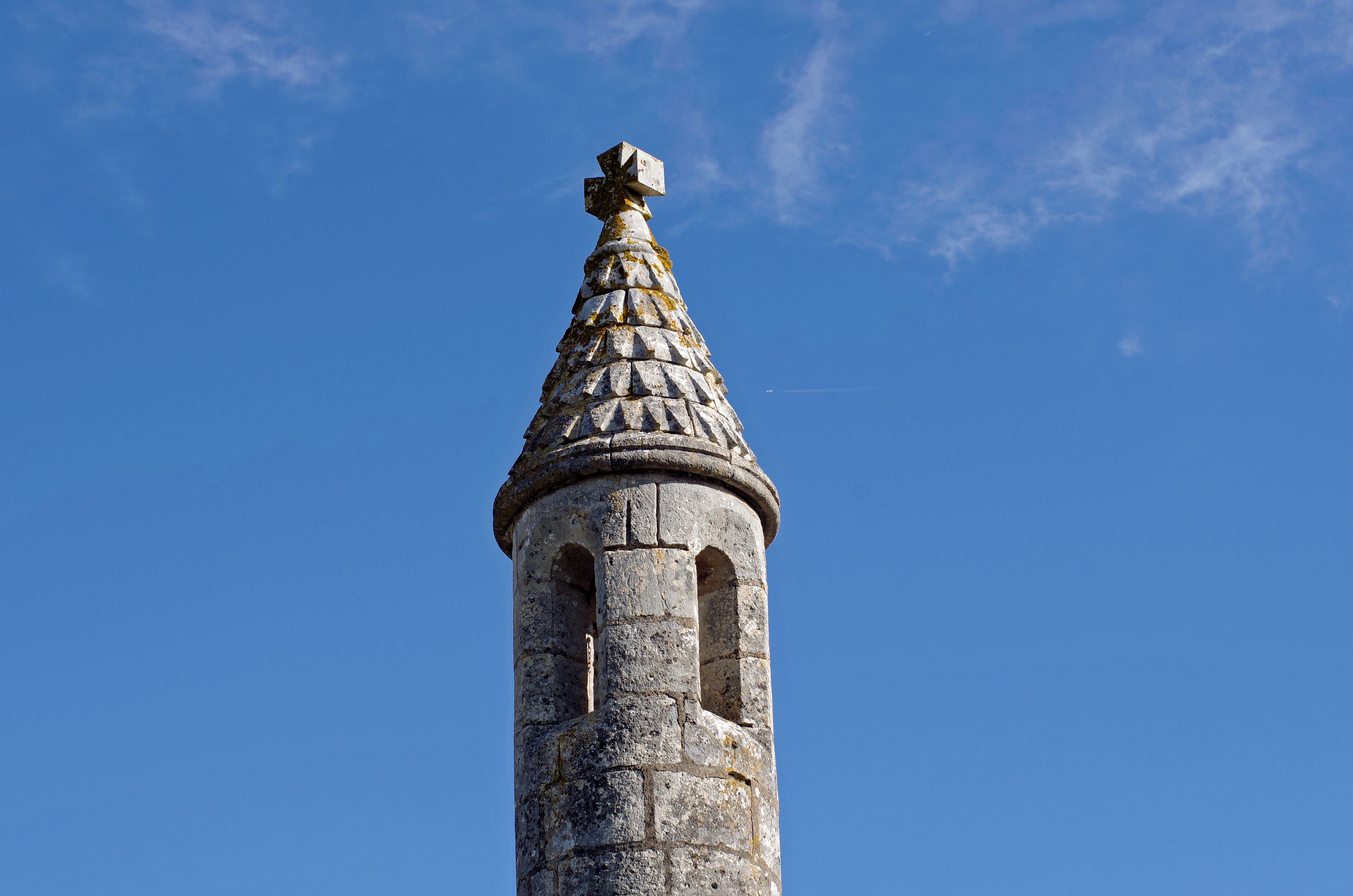 Château-Larcher (Vienne) La lanterne des morts. Au milieu du cimetière, cette lanterne des morts date de la première moitié du XIIIe siècle. L'ouverture rectangulaire du bas permettait d'introduire la lanterne que l'on faisait monter dans le fanal par un système de corde et poulie. Le seul témoignage écrit évoquant ce genre de construction qui nous soit parvenu, est un passage du De miraculis de Pierre le Vénérable*: Vers 1150, la veille de la Noël, au prieuré clunisien de Charlieu dans la Loire. Un jeune oblat* voit apparaître son oncle Achard, mort depuis quelques années, qui l’invite à le suivre pour contempler des choses merveilleuses. De fait, après avoir quitté le dortoir et traversé cloître majeur et cloître des malades, ils arrivent au cimetière. Là, dans une clarté indéfinissable, l’enfant voit une foule innombrable d’hommes vêtus de l’habit monastique, assis sur des sièges. La scène se poursuit avec la description d’une lanterne des morts : Il y a, au centre du cimetière, une construction en pierre, au sommet de laquelle se trouve une place qui peut recevoir une lampe, dont la lumière éclaire toutes les nuits ce lieu sacré, en signe de respect pour les fidèles qui y reposent. Il y a aussi quelques marches par lesquelles on accède à une plate-forme dont l’espace est suffisant pour deux ou trois hommes assis ou debout. (Obtinet autem medium coemeterii locum, structura quaedam lapidea, habens in summitate sui quantitatem unius lampadis capacem, quae ob reverentiam fidelium ibi quiescentium totis noctibus fulgore suo locum illum sacratum illustrat. Sunt et gradus per quos illuc ascenditur, supraque spatium duobus vel tribus ad standum vel sedendum hominibus sufficiens.) Pierre le Vénérable fut élu abbé de Cluny en 1122. Sous sa direction, le rayonnement de Cluny, en France et dans la chrétienté occidentale, atteignit son apogée. C'est Pierre le Vénérable qui annonça, par lettre, à Héloïse, la mort d'Abélard qui avait trouvé refuge à Cluny. Pierre le Vénérable fit traduire en latin le Coran. Un oblat est une personne qui, pour se joindre à une congrégation, dont elle suit en partie la règle sans abandonner son état laïque et sans prononcer les vœux, a fait don de ses biens à cette communauté religieuse.