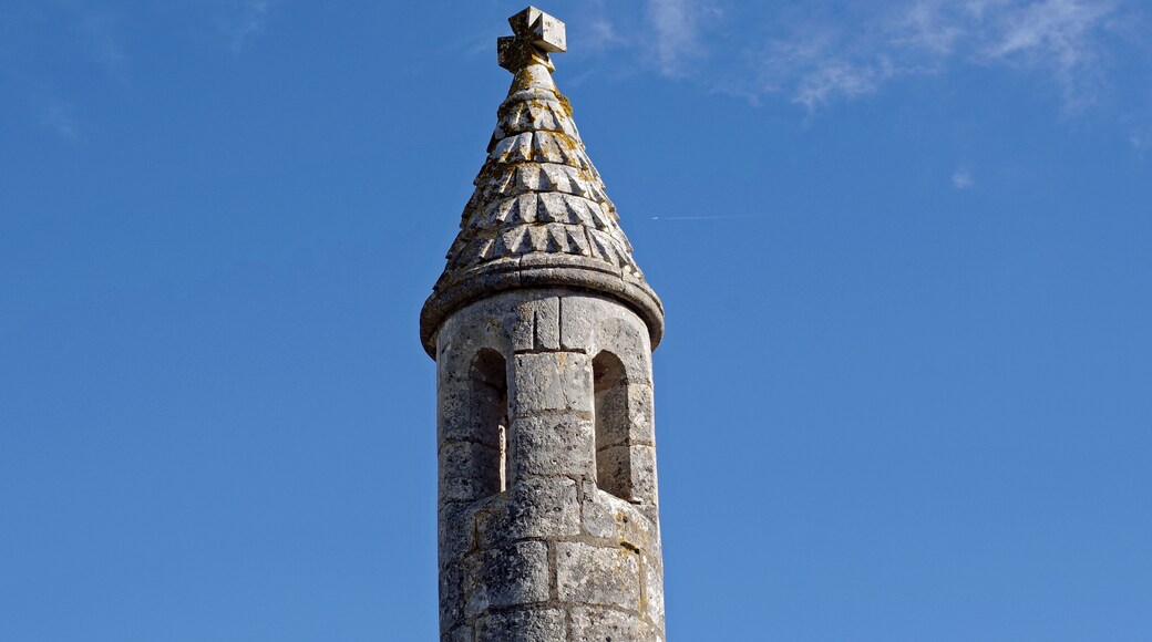 Château-Larcher (Vienne) La lanterne des morts. Au milieu du cimetière, cette lanterne des morts date de la première moitié du XIIIe siècle. L'ouverture rectangulaire du bas permettait d'introduire la lanterne que l'on faisait monter dans le fanal par un système de corde et poulie. Le seul témoignage écrit évoquant ce genre de construction qui nous soit parvenu, est un passage du De miraculis de Pierre le Vénérable*: Vers 1150, la veille de la Noël, au prieuré clunisien de Charlieu dans la Loire. Un jeune oblat* voit apparaître son oncle Achard, mort depuis quelques années, qui l’invite à le suivre pour contempler des choses merveilleuses. De fait, après avoir quitté le dortoir et traversé cloître majeur et cloître des malades, ils arrivent au cimetière. Là, dans une clarté indéfinissable, l’enfant voit une foule innombrable d’hommes vêtus de l’habit monastique, assis sur des sièges. La scène se poursuit avec la description d’une lanterne des morts : Il y a, au centre du cimetière, une construction en pierre, au sommet de laquelle se trouve une place qui peut recevoir une lampe, dont la lumière éclaire toutes les nuits ce lieu sacré, en signe de respect pour les fidèles qui y reposent. Il y a aussi quelques marches par lesquelles on accède à une plate-forme dont l’espace est suffisant pour deux ou trois hommes assis ou debout. (Obtinet autem medium coemeterii locum, structura quaedam lapidea, habens in summitate sui quantitatem unius lampadis capacem, quae ob reverentiam fidelium ibi quiescentium totis noctibus fulgore suo locum illum sacratum illustrat. Sunt et gradus per quos illuc ascenditur, supraque spatium duobus vel tribus ad standum vel sedendum hominibus sufficiens.) Pierre le Vénérable fut élu abbé de Cluny en 1122. Sous sa direction, le rayonnement de Cluny, en France et dans la chrétienté occidentale, atteignit son apogée. C'est Pierre le Vénérable qui annonça, par lettre, à Héloïse, la mort d'Abélard qui avait trouvé refuge à Cluny. Pierre le Vénérable fit traduire en latin le Coran. Un oblat est une personne qui, pour se joindre à une congrégation, dont elle suit en partie la règle sans abandonner son état laïque et sans prononcer les vœux, a fait don de ses biens à cette communauté religieuse.