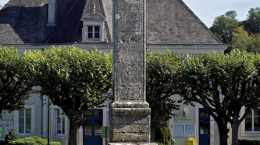 Antigny (Vienne). Lanterne des morts XIIIe siècle. Il s'agit d'un fanal creux, en pierre, érigé pour signaler la présence d'un cimetière. La lanterne des morts d'Antigny était probablement au milieu du cimetière médiéval. Les quatre faces sont orientées selon les quatre points cardinaux. Les lanternes des morts ne sont apparues en France qu’au 12ème siècle à l’époque où Pierre le Vénérable, abbé de Cluny de 1122 à 1156, nous en donnait une description :« ce qui occupe le milieu du cimetière, c’est une construction en pierre. Elle comporte en son sommet une cavité pouvant contenir une lampe qui, en l’honneur des fidèles qui reposent là, éclaire toutes les nuits ce lieu consacré. Il y a aussi des degrés par lequel on monte sur un espace suffisant pour que deux ou trois hommes se tiennent debout ou assis ». (Pierre le Vénérable, De miraculis). Les lanternes des morts servaient à protéger, dit-on, les morts du diable et les vivants des revenants...