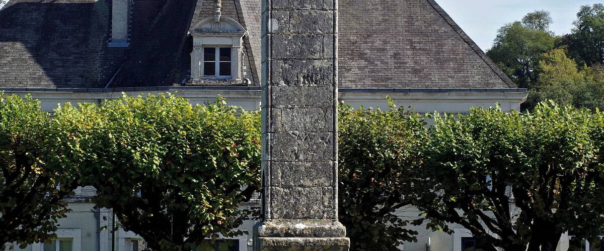 Antigny (Vienne). Lanterne des morts XIIIe siècle. Il s'agit d'un fanal creux, en pierre, érigé pour signaler la présence d'un cimetière. La lanterne des morts d'Antigny était probablement au milieu du cimetière médiéval. Les quatre faces sont orientées selon les quatre points cardinaux. Les lanternes des morts ne sont apparues en France qu’au 12ème siècle à l’époque où Pierre le Vénérable, abbé de Cluny de 1122 à 1156, nous en donnait une description :« ce qui occupe le milieu du cimetière, c’est une construction en pierre. Elle comporte en son sommet une cavité pouvant contenir une lampe qui, en l’honneur des fidèles qui reposent là, éclaire toutes les nuits ce lieu consacré. Il y a aussi des degrés par lequel on monte sur un espace suffisant pour que deux ou trois hommes se tiennent debout ou assis ». (Pierre le Vénérable, De miraculis). Les lanternes des morts servaient à protéger, dit-on, les morts du diable et les vivants des revenants...