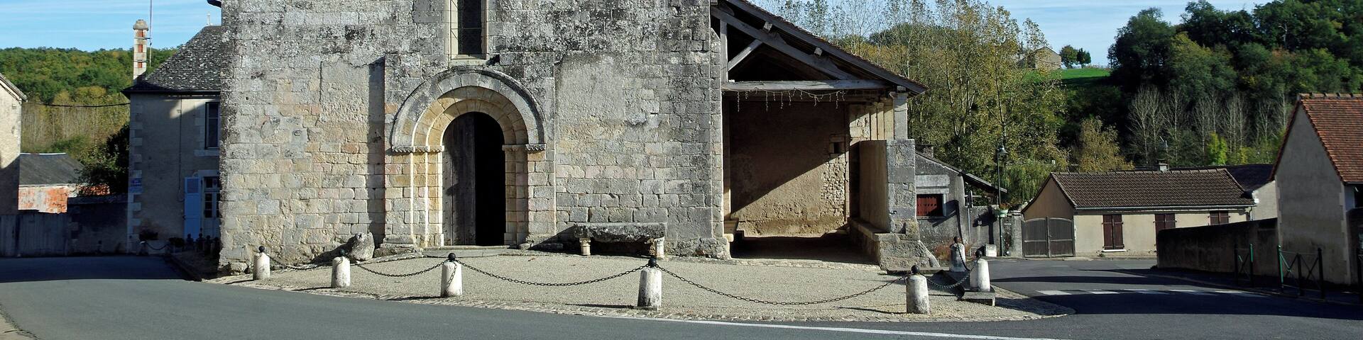 Antigny (Vienne) LâEglise NotreâDame-de-lâIncarnation. LâĂ©glise Ă©difiĂ©e au XIe siĂšcle sur une ancienne nĂ©cropole mĂ©rovingienne a Ă©tĂ© remaniĂ©e aux XVe et XVIIIe siĂšcles. Notre-Dame apparaĂźt pour la premiĂšre fois dans un acte du pape Lucius III datĂ© de 1184, comme dĂ©pendance de l'abbaye de Saint-Savin. Une chapelle, la chapelle sainte-Catherine, a Ă©tĂ© rajoutĂ©e sur le flanc sud de l'Ă©glise, en 1421, par Renaud de MaulĂ©on, seigneur de Bois-Morand. Cette chapelle a Ă©tĂ© prolongĂ©e vers l'ouest, par un porche construit au XVIIIe siĂšcle. L'Ă©glise a conservĂ© sa façade romane avec une porte Ă trois voussures surmontĂ©e dâune petite baie. Sur le parvis, Ă droite de la porte, une dalle soutenue par des colonnettes gothiques remployĂ©es, la âpierre des mortsâ, sur laquelle on dĂ©posait le cercueil des dĂ©funts avant l'entrĂ©e dans l'Ă©glise. A gauche de la porte, un bloc rocheux avec une cavitĂ© carrĂ©e; il pourrait s'agir d'un socle d'une croix disparue. base-armma.edel.univ-poitiers.fr/monument/eglise-notre-da... medieval.mrugala.net/Architecture/France,_Vienne,_Antigny...