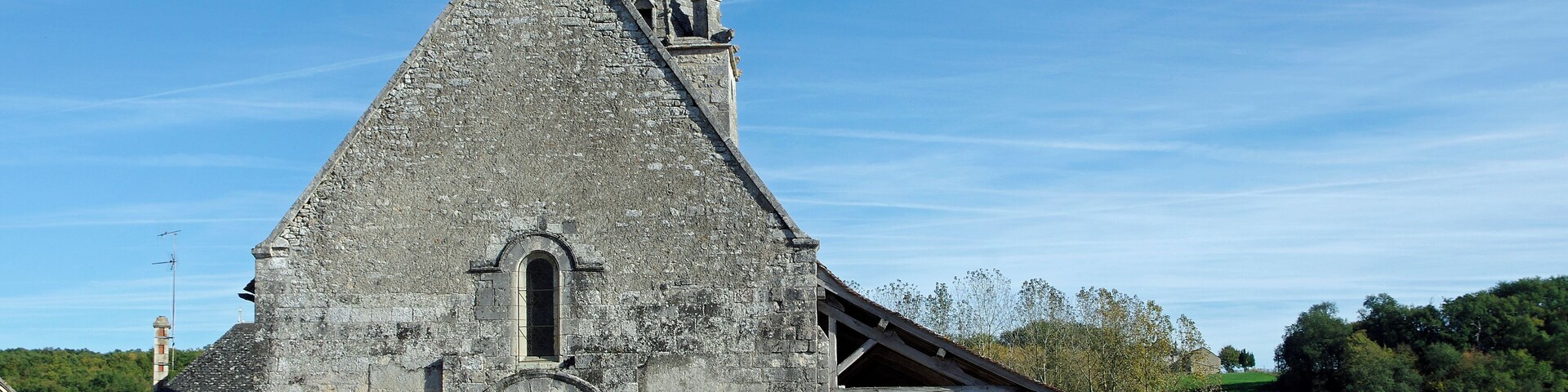 Antigny (Vienne) LâEglise NotreâDame-de-lâIncarnation. LâĂ©glise Ă©difiĂ©e au XIe siĂšcle sur une ancienne nĂ©cropole mĂ©rovingienne a Ă©tĂ© remaniĂ©e aux XVe et XVIIIe siĂšcles. Notre-Dame apparaĂźt pour la premiĂšre fois dans un acte du pape Lucius III datĂ© de 1184, comme dĂ©pendance de l'abbaye de Saint-Savin. Une chapelle, la chapelle sainte-Catherine, a Ă©tĂ© rajoutĂ©e sur le flanc sud de l'Ă©glise, en 1421, par Renaud de MaulĂ©on, seigneur de Bois-Morand. Cette chapelle a Ă©tĂ© prolongĂ©e vers l'ouest, par un porche construit au XVIIIe siĂšcle. L'Ă©glise a conservĂ© sa façade romane avec une porte Ă trois voussures surmontĂ©e dâune petite baie. Sur le parvis, Ă droite de la porte, une dalle soutenue par des colonnettes gothiques remployĂ©es, la âpierre des mortsâ, sur laquelle on dĂ©posait le cercueil des dĂ©funts avant l'entrĂ©e dans l'Ă©glise. A gauche de la porte, un bloc rocheux avec une cavitĂ© carrĂ©e; il pourrait s'agir d'un socle d'une croix disparue. base-armma.edel.univ-poitiers.fr/monument/eglise-notre-da... medieval.mrugala.net/Architecture/France,_Vienne,_Antigny...