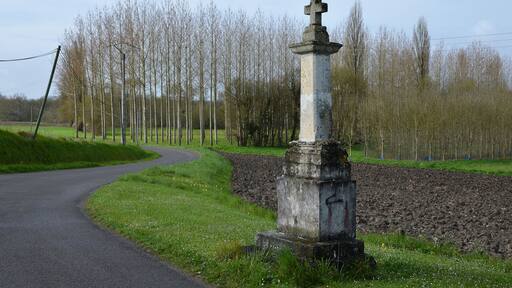 Wayside stone cross along road nยฐ D 129, Pรฉreuil, Charente, France