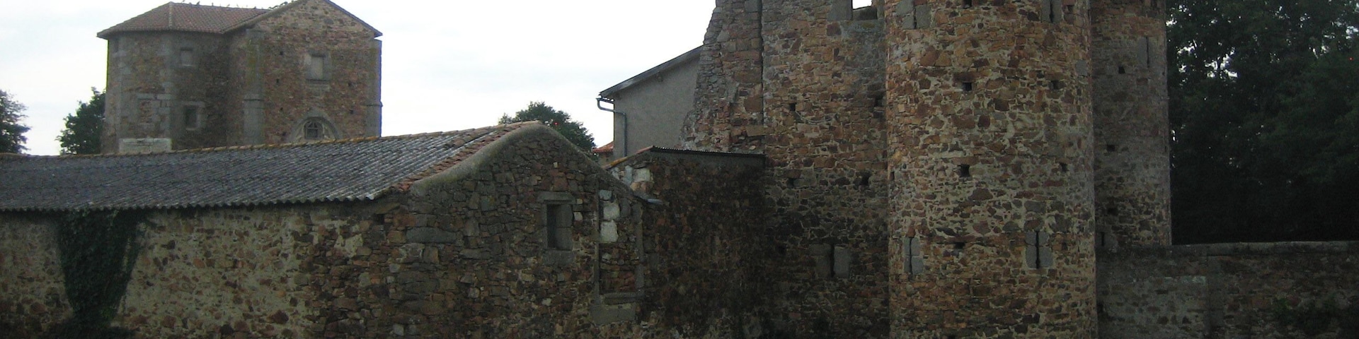 This building is inscrit au titre des Monuments Historiques. It is indexed in the Base Mérimée, a database of architectural heritage maintained by the French Ministry of Culture, under the reference PA00101370 .