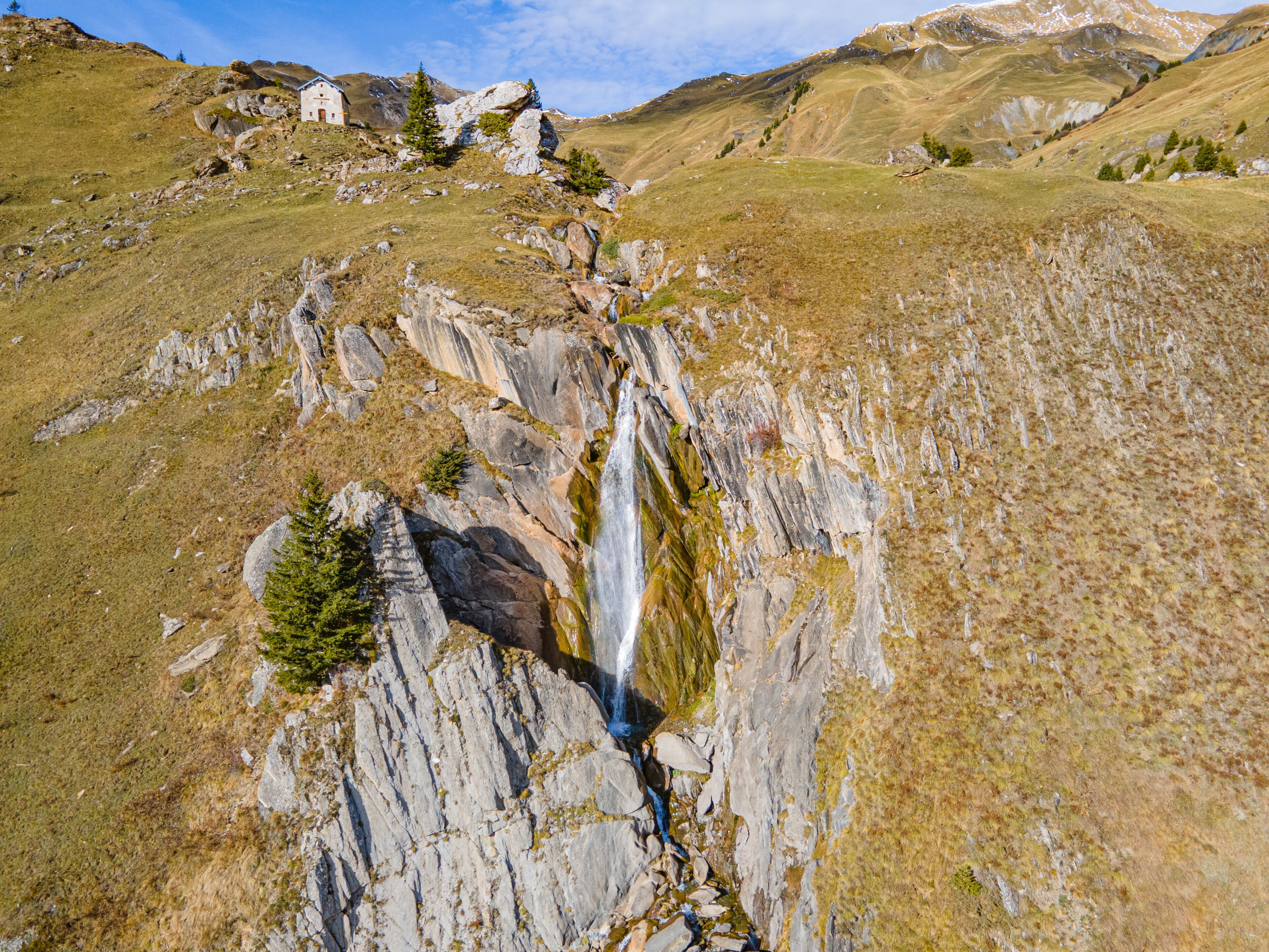 Cascade et chapelle de Saint-Guérin, Aime-la-Plagne, Savoie, France