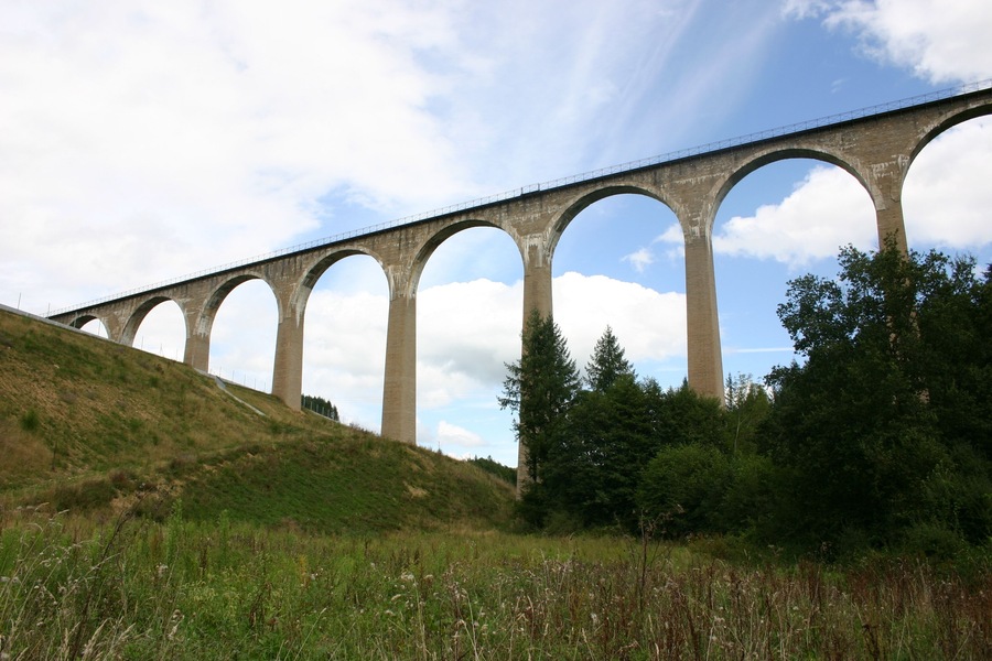 Le viaduc du Pont Marteau sur la commune de Bussières dans le département de la Loire.